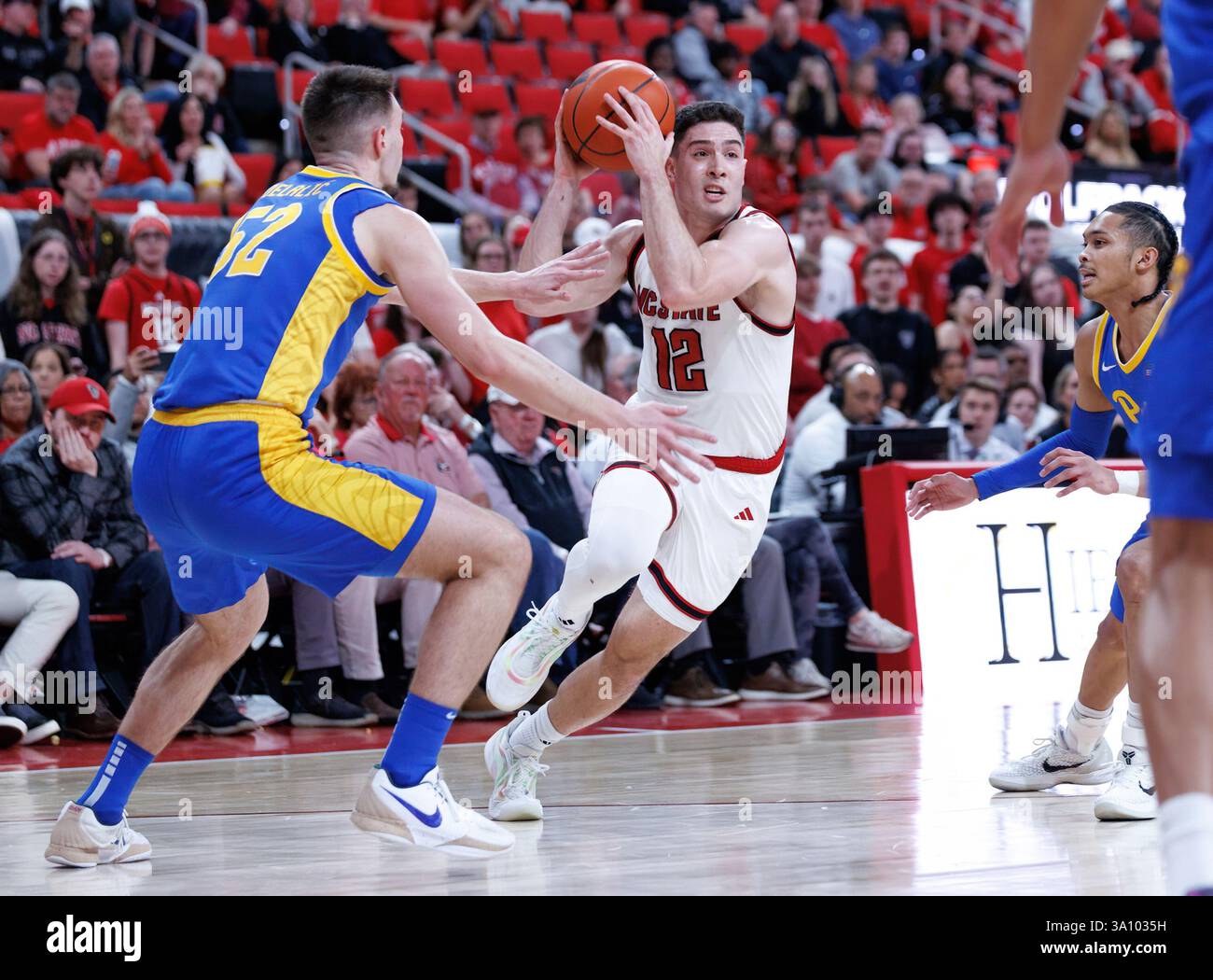 Raleigh, North Carolina, USA. März 2025. MICHAEL O'CONNELL (12) dringt in die Verteidigung ein. NC State Wolfpack Men's Basketball moderierte die Pitt Panthers im Lenovo Center in Raleigh, NC. Credit: Jason Jackson/ZUMA Press Wire/ZUMA Wire/Alamy Live News Stockfoto