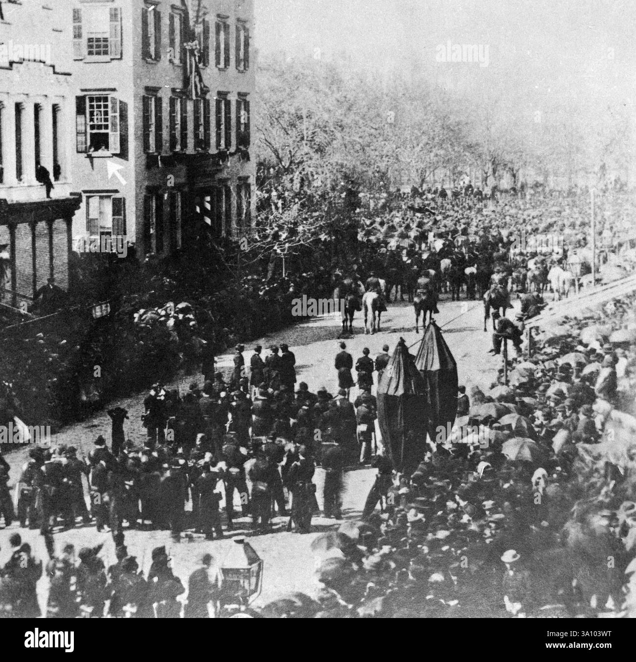 Der sechs Jahre alte zukünftige Präsident Theodore Roosevelt sieht Abraham Lincolns Beerdigung vom Fenster aus, New York 25. April 1865 Stockfoto