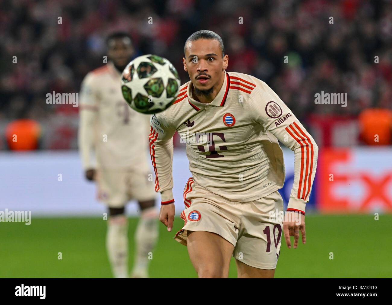 München, Deutschland. März 2025. Leroy Sané vom FC Bayern München. Quelle: Peter Kneffel/dpa/Alamy Live News Stockfoto