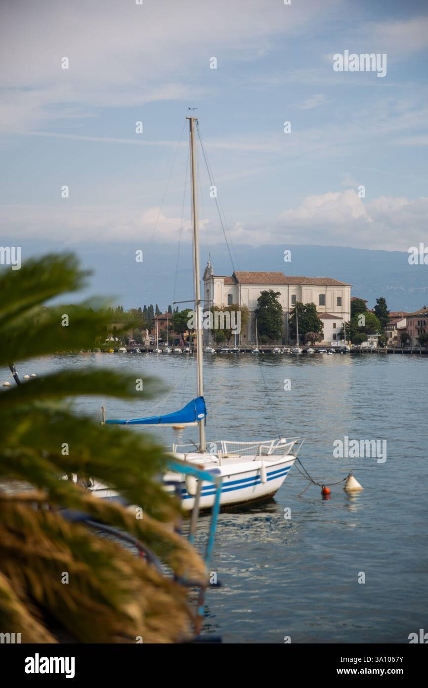 Yachten und Boote in der Bucht von Toscolano Maderno, Italien Stockfoto