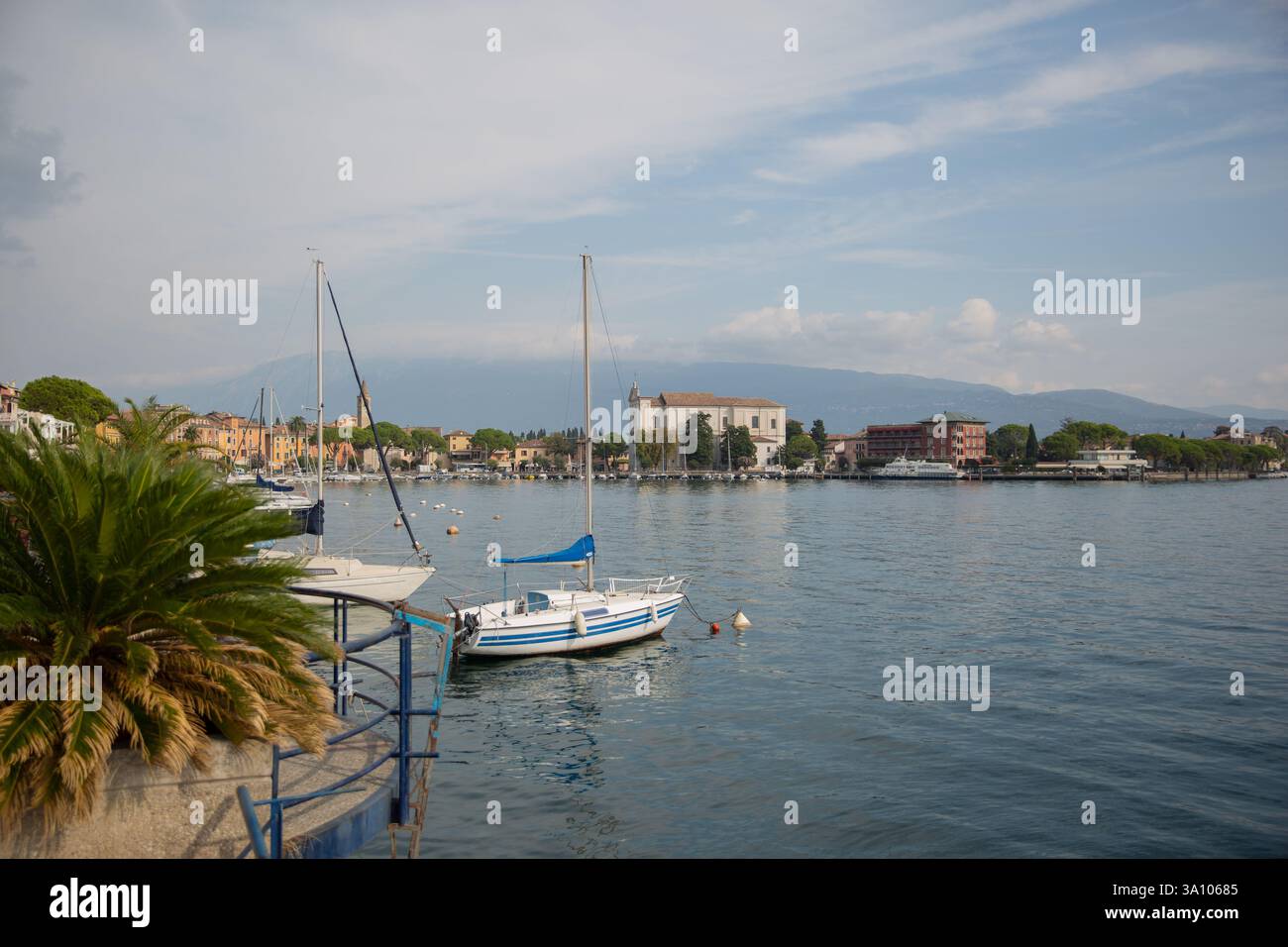 Yachten und Boote in der Bucht von Toscolano Maderno, Italien Stockfoto