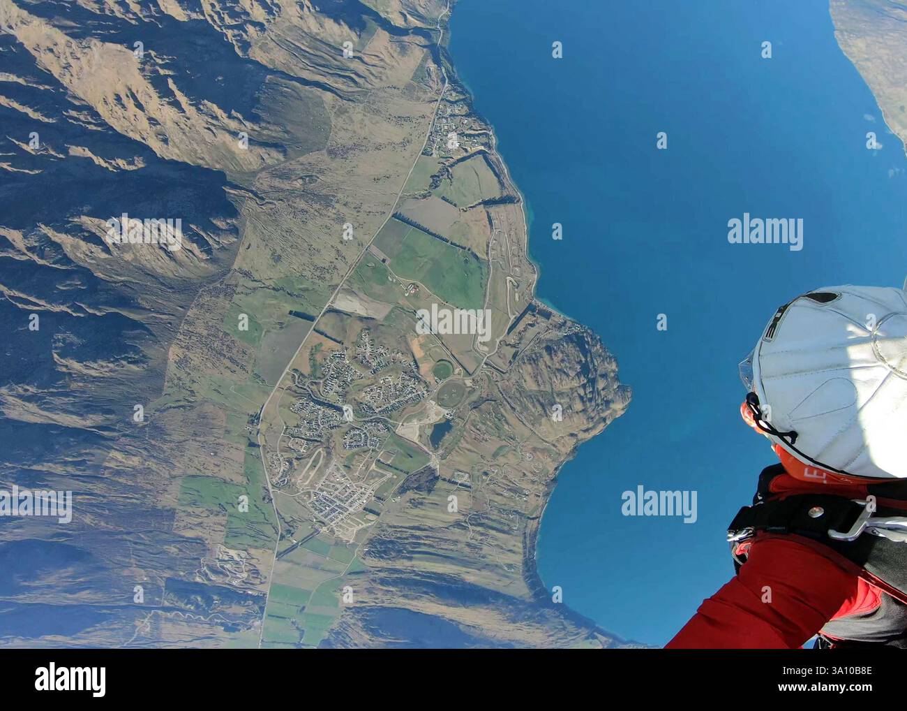 Freier Fall über die Remarkables und den Lake Wakatipu auf der Südinsel in Neuseeland Stockfoto