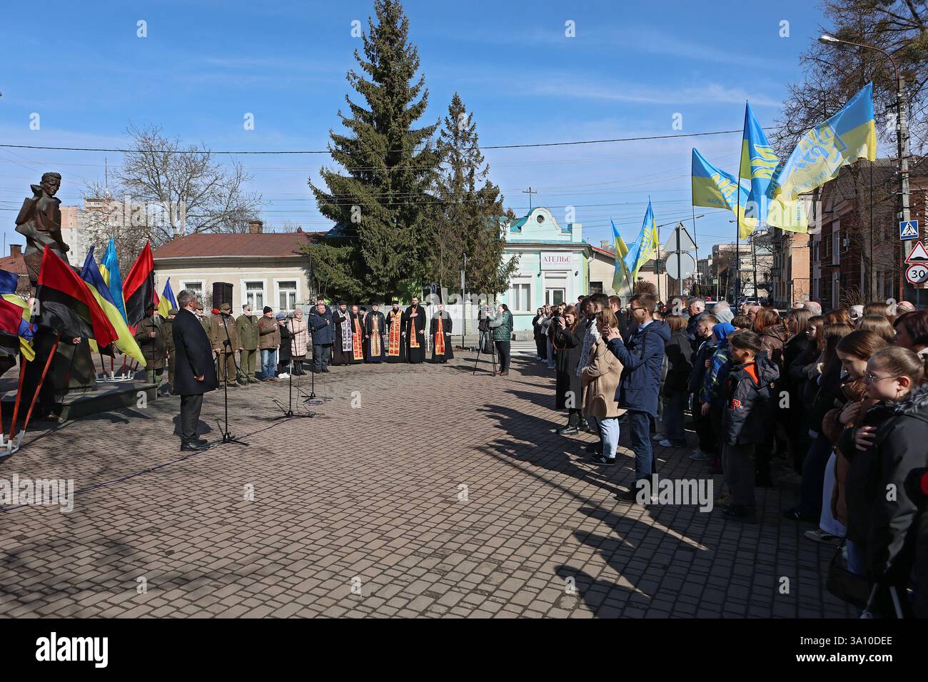 Mitglieder der Öffentlichkeit nehmen an der Versammlung zum 75. Todestag von Roman Schuschewitsch Teil, einem politischen und öffentlichen Vertreter der Ukraine des 20. Jahrhunderts und Militärführer der nationalistischen ukrainischen Aufständischen Armee (UPA), Iwano-Frankiwsk, Ukraine, am 5. März 2025. (Foto: Yurii Rylchuk/Ukrinform) Stockfoto