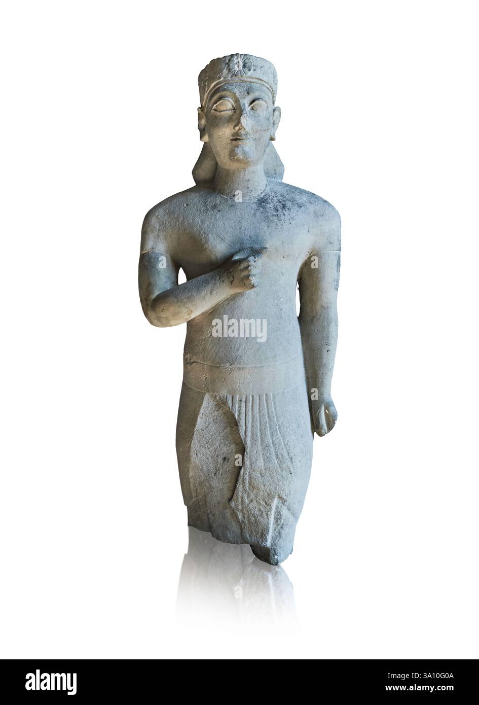 Antike griechisch-zypriotische Statue eines Mannes mit Rosette-Diadem. Der Stil und das Lendentuch sind von den Eguptischen Statuen beeinflusst. 6. Jh. v. Chr. forund Stockfoto