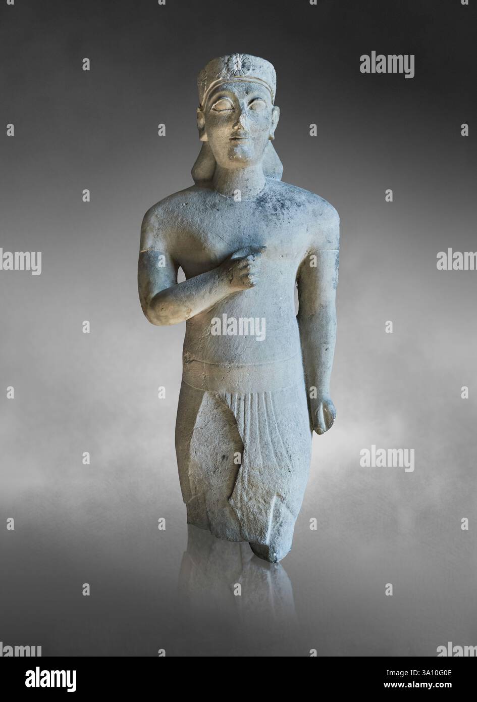 Antike griechisch-zypriotische Statue eines Mannes mit Rosette-Diadem. Der Stil und das Lendentuch sind von den Eguptischen Statuen beeinflusst. 6. Jh. v. Chr. forund Stockfoto