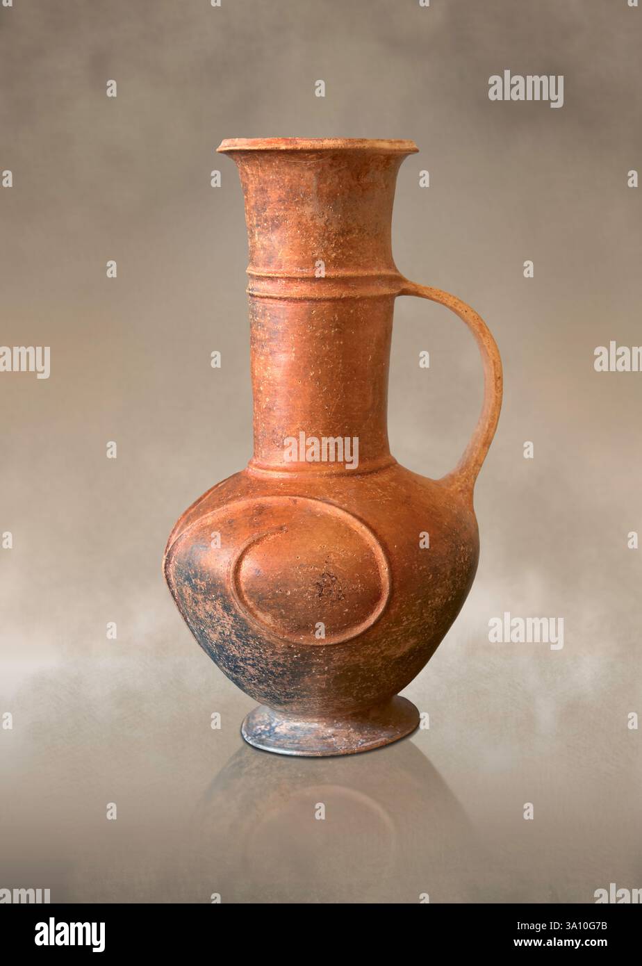 Antike griechisch-zypriotische Keramik-Terrakotta-Kanne mit Relief-Wirbel-Dekoration. Unbekannter Ort Zypern. 15 - 12 Jahrhundert v. Chr. Neues Museum Berlin Stockfoto