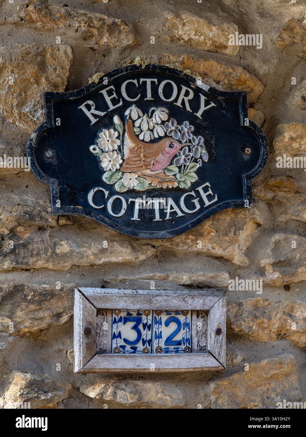 An der Wand montiertes ovales Hausschild für Rectory Cottage in Milton Malsor Village, Northamptonshire, Großbritannien Stockfoto