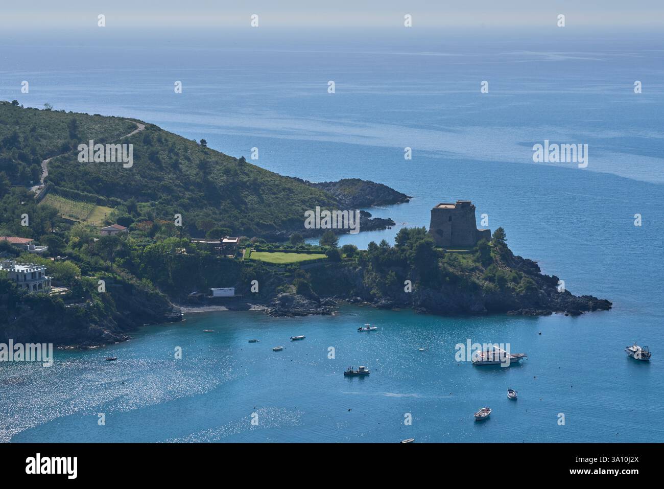 Einige Boote legten in der Nähe eines Hügels in San Nicola Arcella, Cosenza, Kalabrien, Italien an Stockfoto