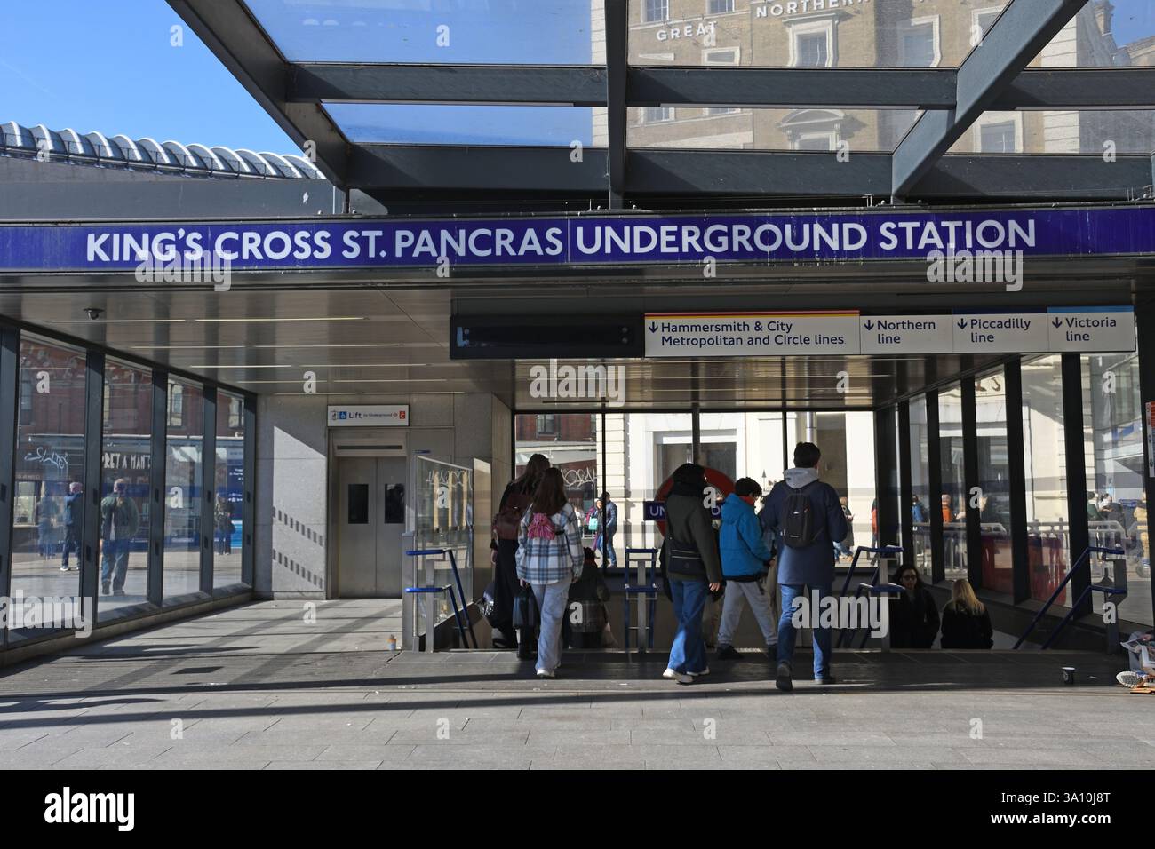 Eingang, King's Cross und St Pancras U-Bahn Station, Camden, London, Großbritannien - Leute, die die U-Bahn betreten. Stockfoto