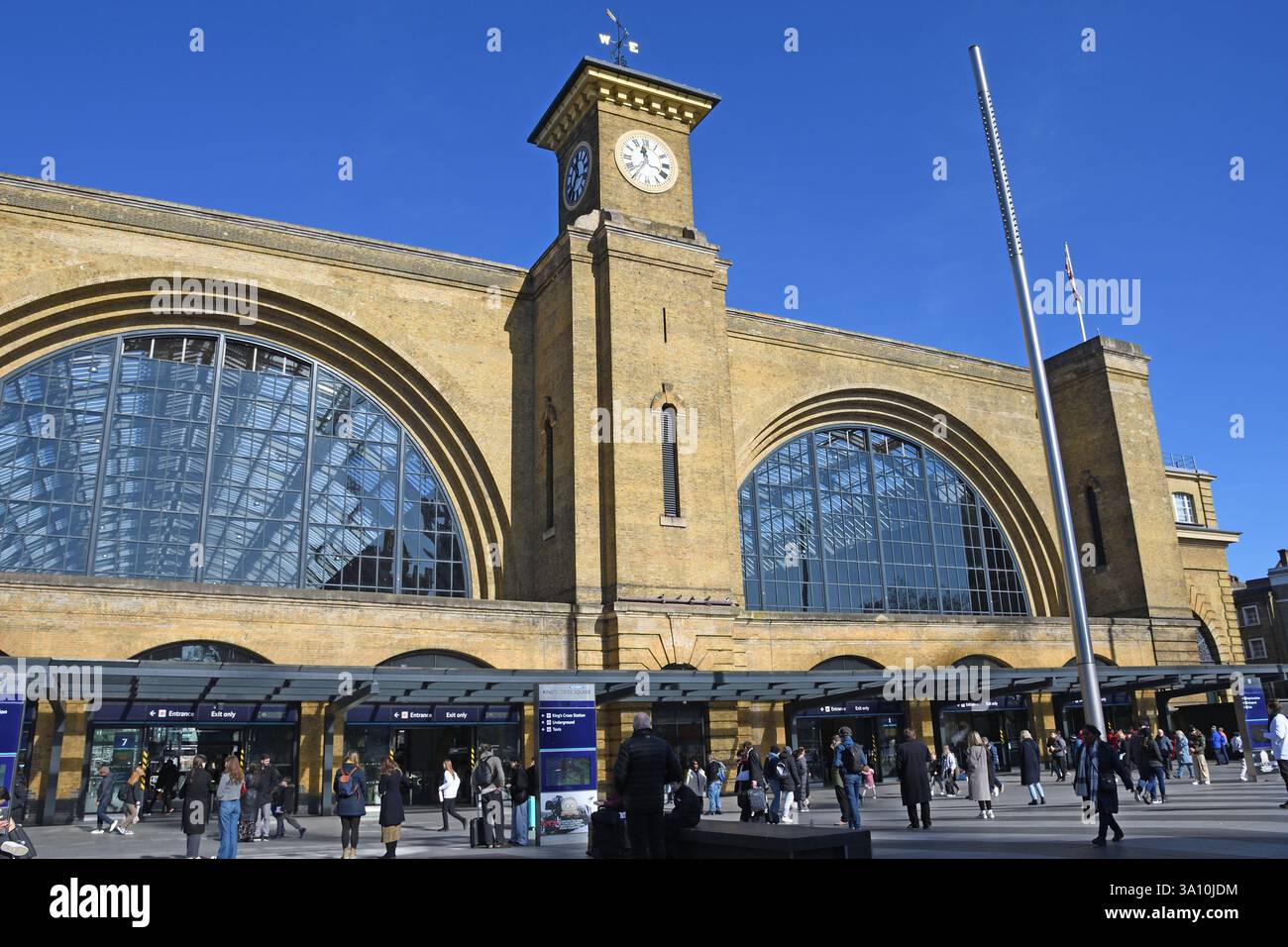 Vorderseite, Bahnhof King's Cross, Camden, London, Großbritannien. Einer der größten und geschäftigsten Bahnhöfe Londons, die Güter und Passagiere in den Norden bringen Stockfoto