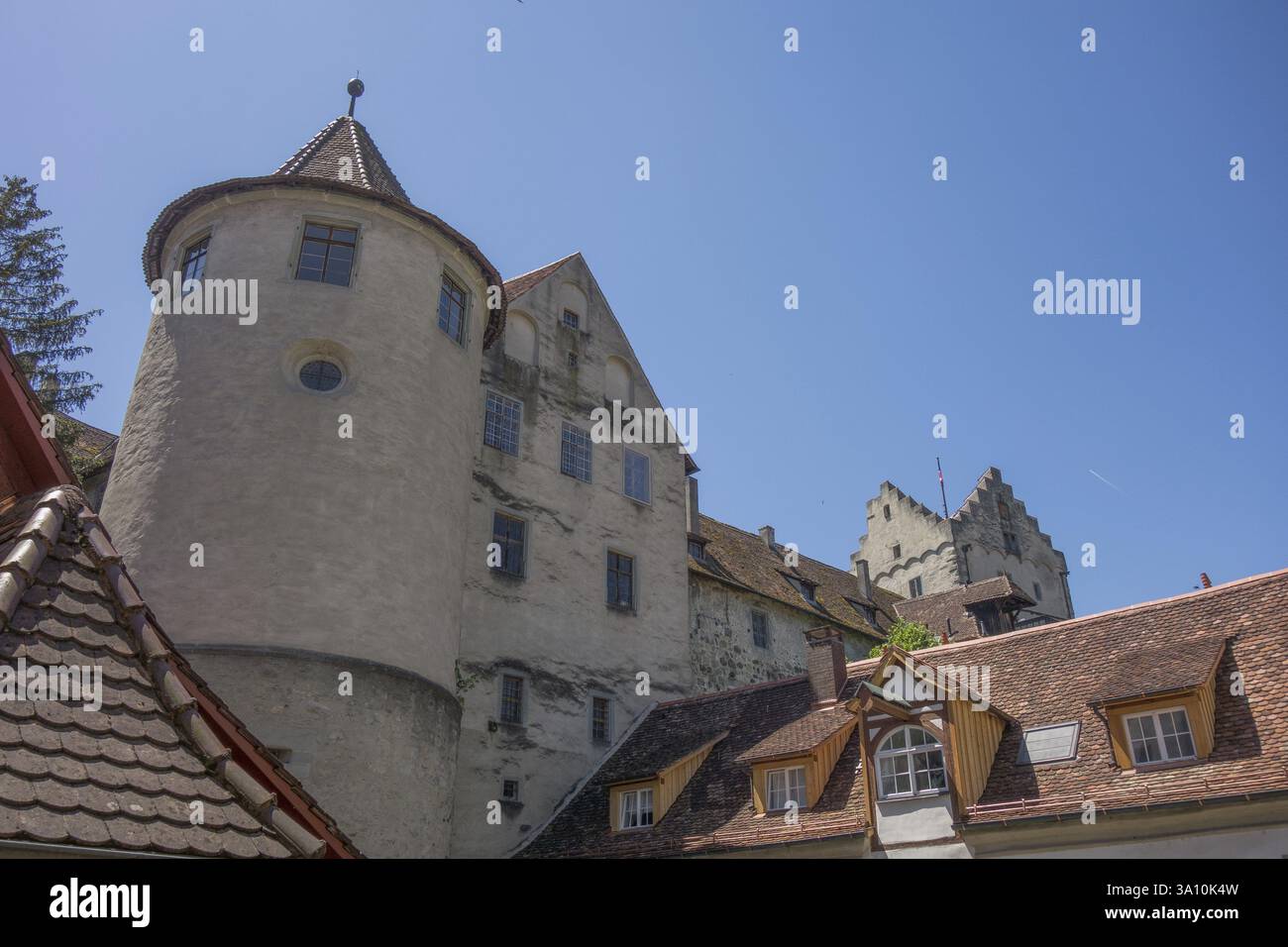 Altes Schloss mit markantem Rundturm und schrägen Dachkonstruktionen unter klarem Himmel, meersburg, bodensee, deutschland Stockfoto