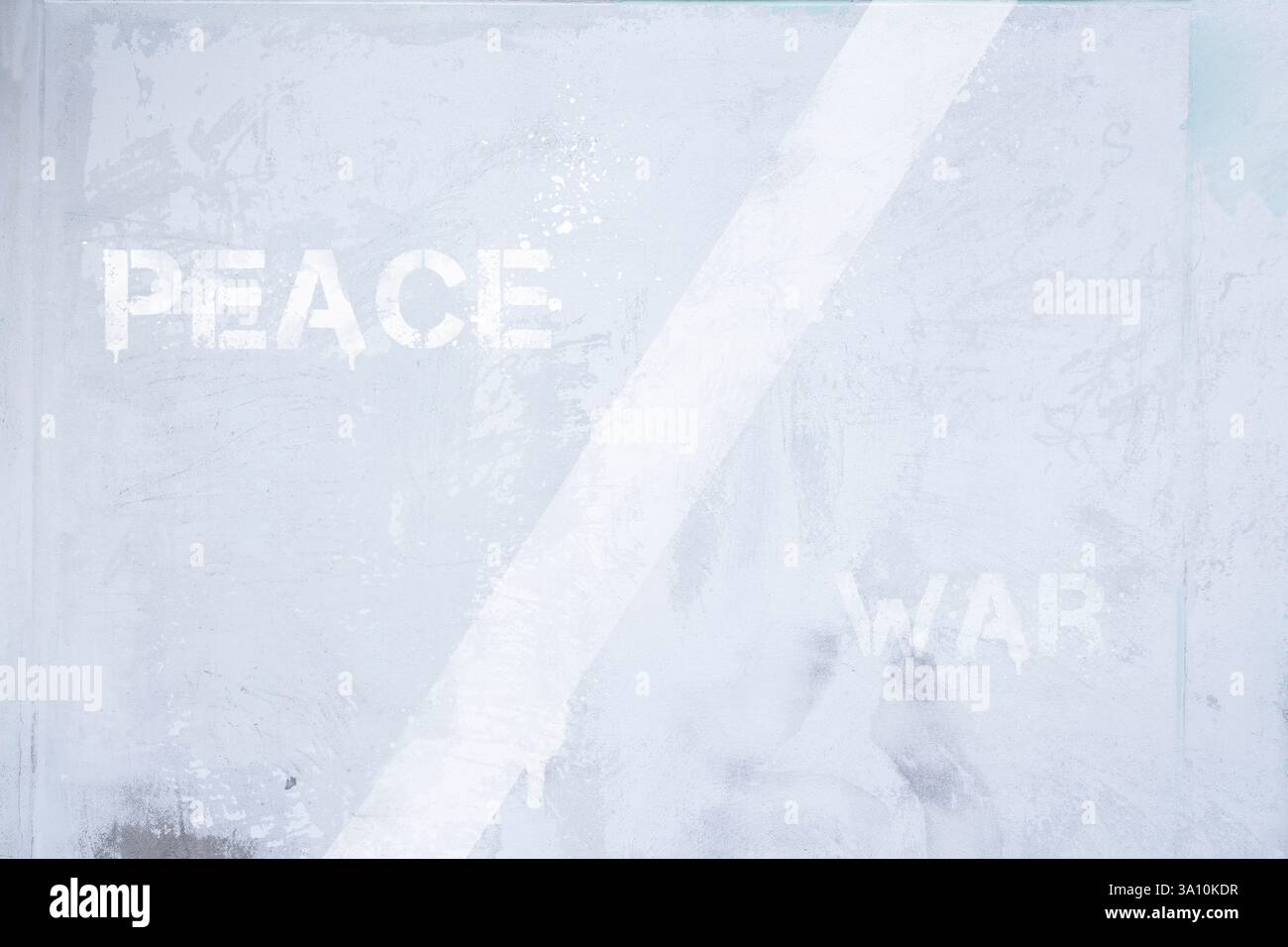Antonym-Konzept von FRIEDEN versus KRIEG, gemalt auf einer verwitterten hellgrauen Wand. Vorderansicht. Weiße Linie zwischen den Wörtern. Strukturierter Hintergrund. Stockfoto