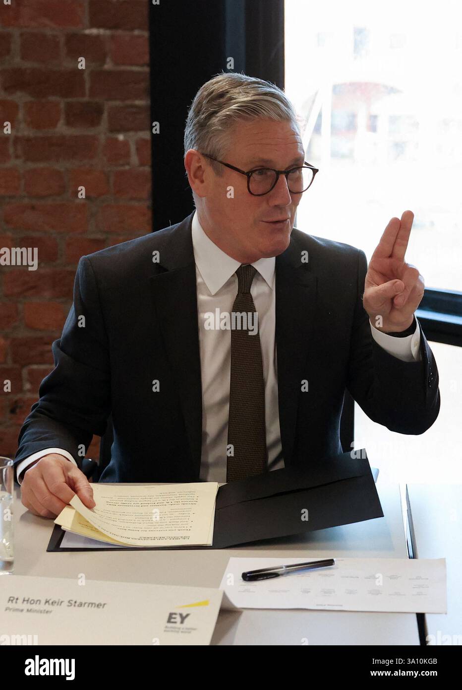 Premierminister Sir Keir Starmer während eines Rundtischs in Liverpool Docks, der erste einer neuen Reihe von jährlichen Gipfeltreffen zwischen Großbritannien und Irland, die in Großbritannien stattfinden. Bilddatum: Donnerstag, 6. März 2025. Stockfoto