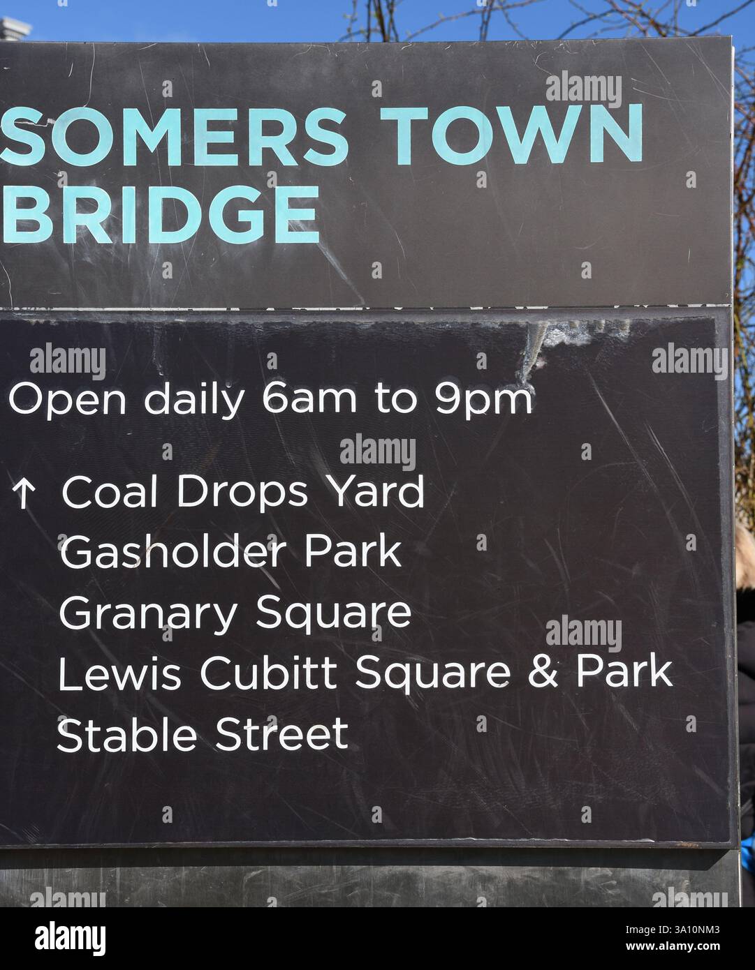 Die Somers Town Bridge wurde für Radfahrer und Fußgänger entworfen, die von der Camley Street in die King's Cross Central überqueren. Sie ist ein Wahrzeichen für die Sanierung Stockfoto