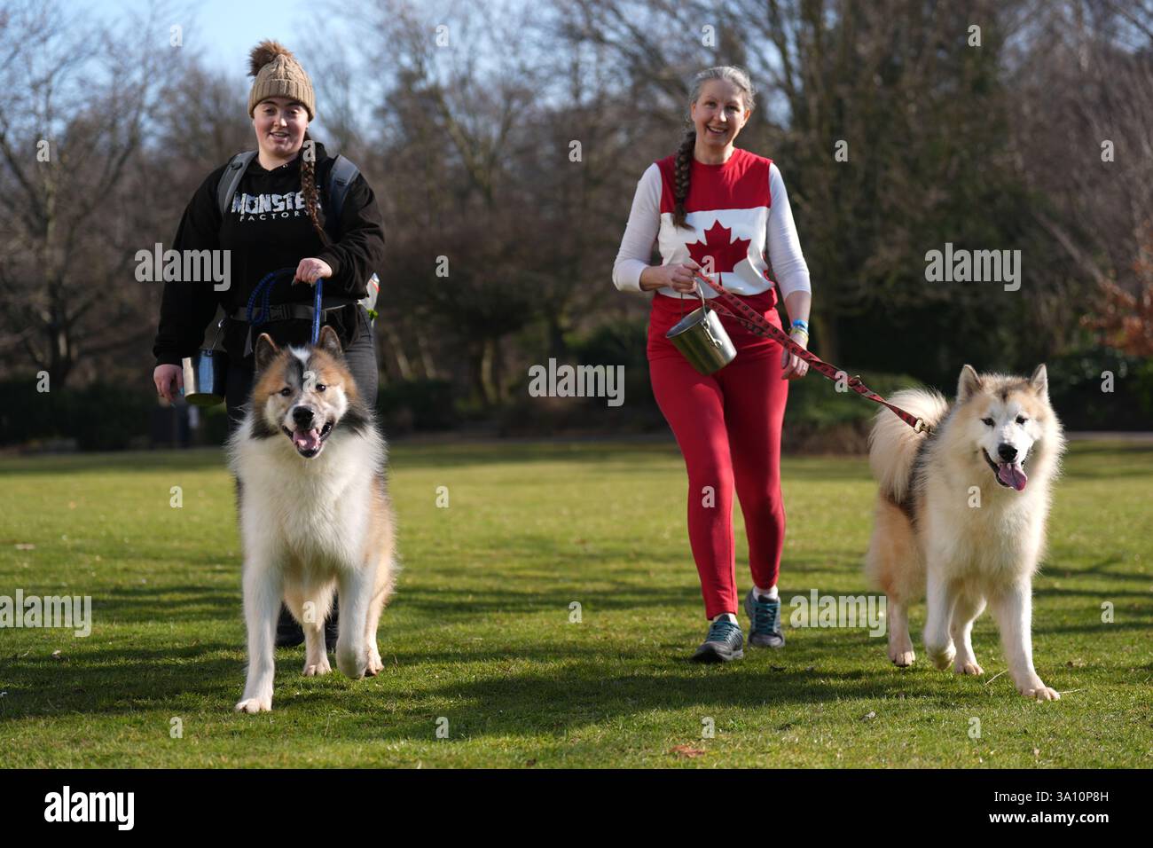Hunde und Besitzer kommen am ersten Tag der Crufts Dog Show im National ...