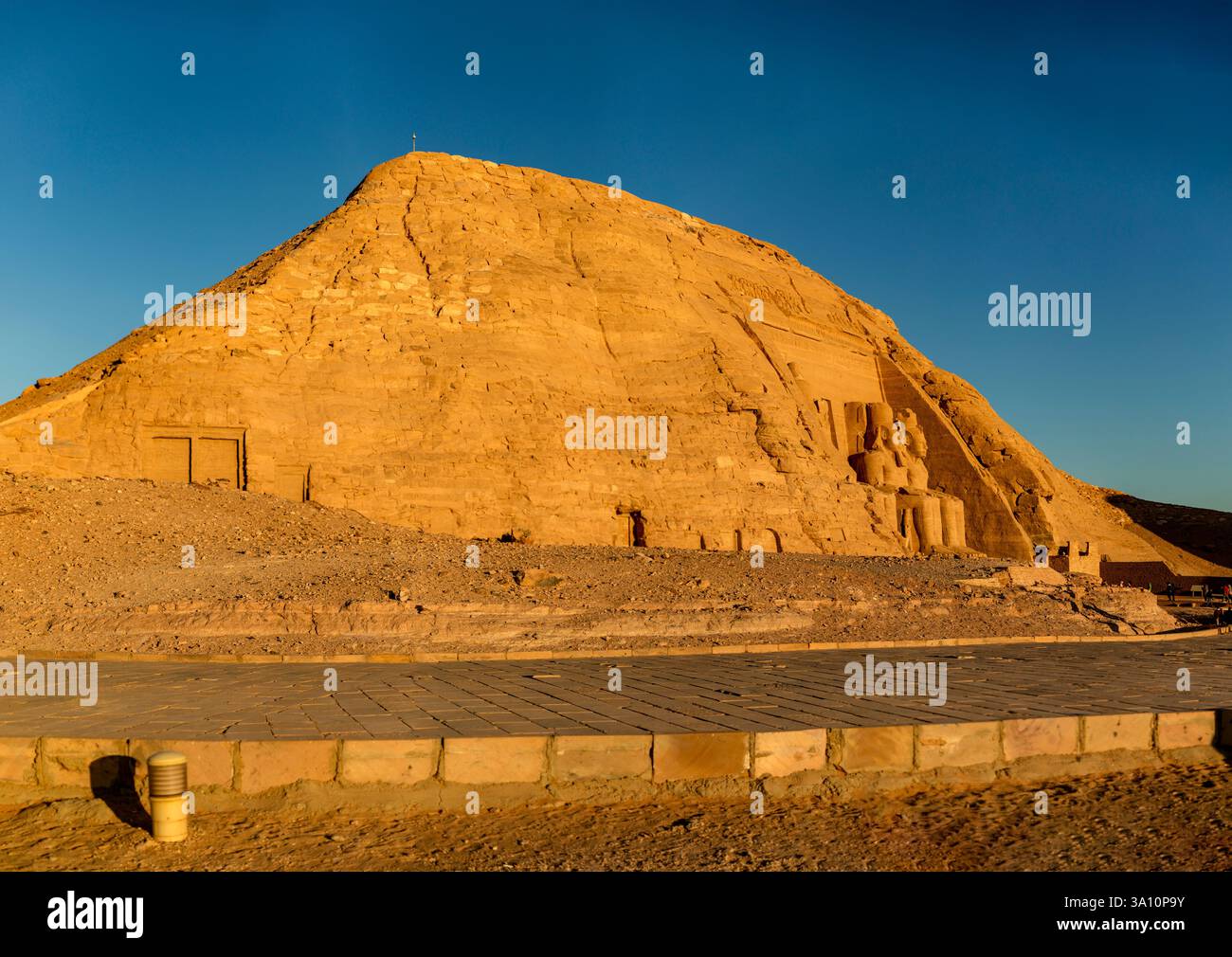 Abu Simbel, Ägypten; 18. Januar 2024: Zeuge des beeindruckenden Tempels des Ramses in Abu Simbel, Ägypten, am Ufer des Nils. Bestaunen Sie die kolossale Welt. Stockfoto