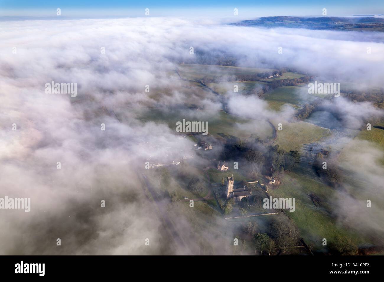 Nebelblick auf Saint Leonard's Church, Tortworth, Gloucestershire, Großbritannien. Stockfoto