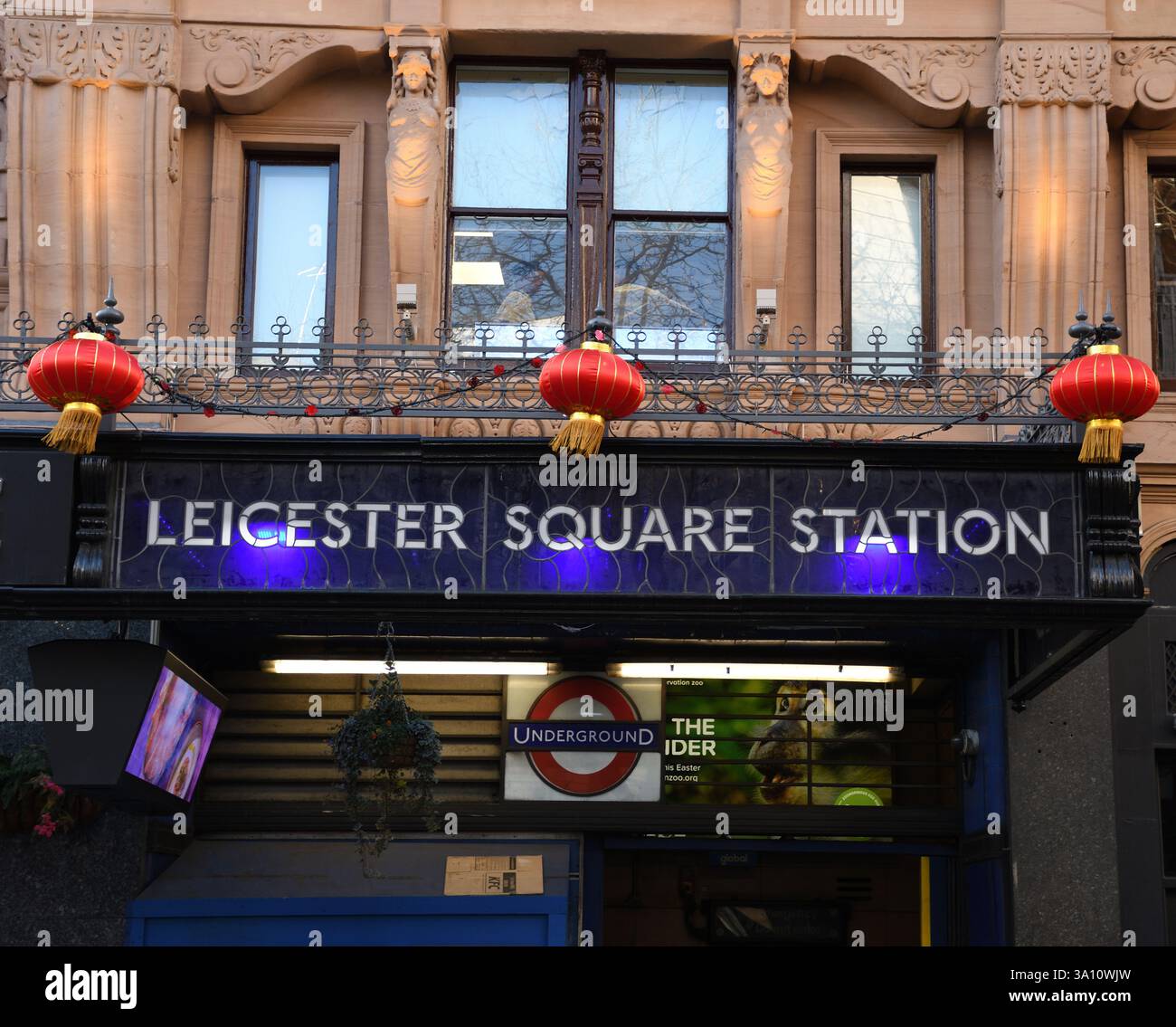 Eintritt zur U-Bahn-Station Leicester Square, dekoriert mit roten Laternen für das chinesische Neujahr, City of Westminster, London, Großbritannien Stockfoto