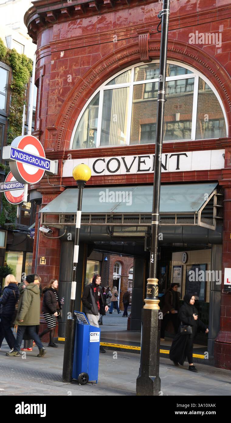 Eintritt zur U-Bahn-Station Covent Garden, City of Westminster, London, Großbritannien Stockfoto