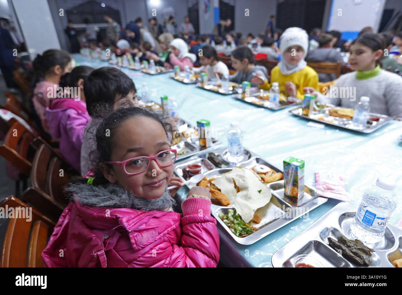 Beirut, Libanon. März 2025. Waisen brechen am 5. März 2025 in einer Moschee in Beirut, Libanon, das Fasten. Quelle: Bilal Jawich/Xinhua/Alamy Live News Stockfoto