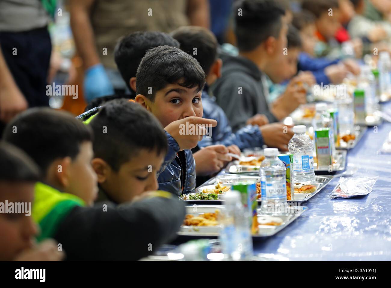 Beirut, Libanon. März 2025. Waisen brechen am 5. März 2025 in einer Moschee in Beirut, Libanon, das Fasten. Quelle: Bilal Jawich/Xinhua/Alamy Live News Stockfoto