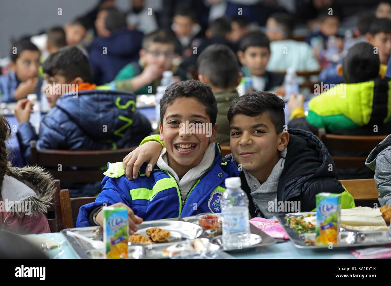 Beirut, Libanon. März 2025. Waisen brechen am 5. März 2025 in einer Moschee in Beirut, Libanon, das Fasten. Quelle: Bilal Jawich/Xinhua/Alamy Live News Stockfoto