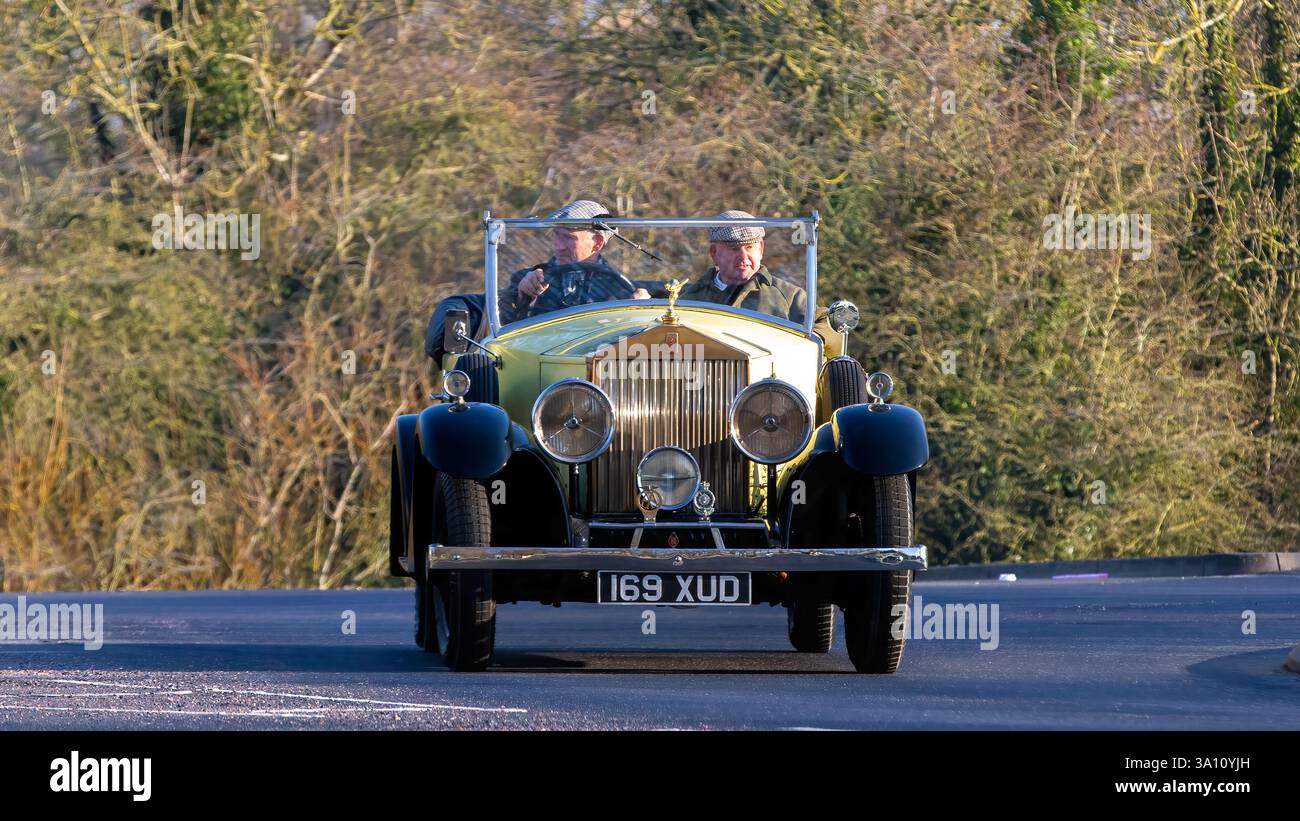 Stony Stratford, UK - 2. März 2025: 1931 gelber Rolls Royce Oldtimer, der auf einer britischen Straße fährt Stockfoto