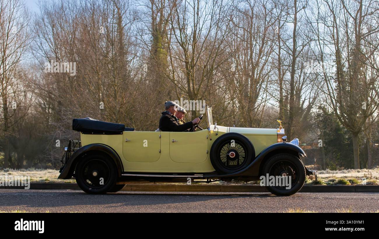 Stony Stratford, UK - 2. März 2025: 1931 gelber Rolls Royce Oldtimer, der auf einer britischen Straße fährt. Stockfoto