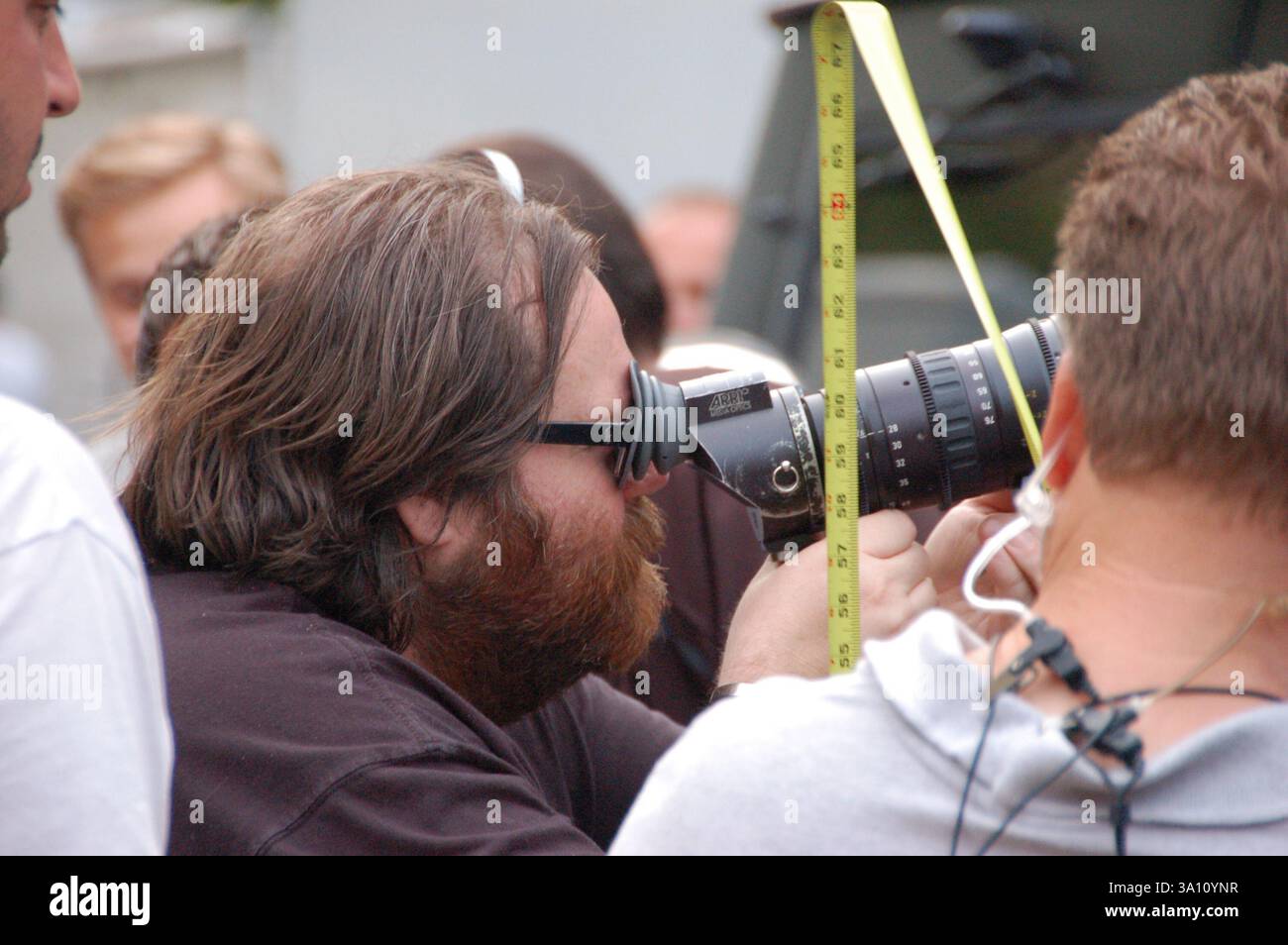 Regisseur John Moore blickte durch ein Kameraobjektiv, während er A Good Day to die Hard (2013), alias die Hard 5, 2012 in Budapest drehte Stockfoto
