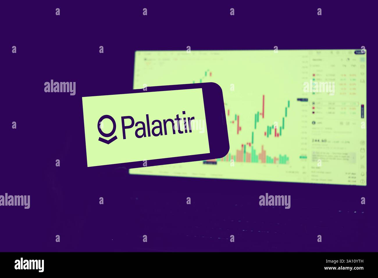 Palantir Aktie sehr stark Symbolbild erstellt am 17.02.2025: Das Palantir-Logo auf einem Smartphone-Bildschirm vor dem Aktienkurs auf einem Laptop. Die Aktie des Datenanalyse-Startups steigt zuletzt um schnell 400 Prozent. *** Symbolbild erstellt am 17. Februar 2025: Das Palantir-Logo auf einem Smartphone-Bildschirm vor Aktienkursen auf einem Laptop. Der Bestand des Start-ups für Datenanalyse stieg in letzter Zeit um fast 400 Prozent. Düsseldorf NRW Deutschland Copyright: XPieroxNigrox Stockfoto