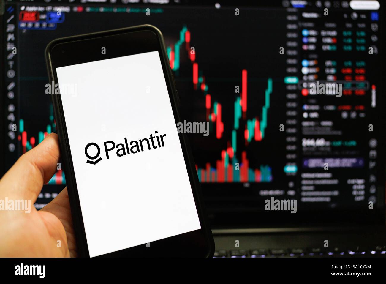 Symbolbild: Palantir-Logo auf Smartphone-Bildschirm Symbolbild erstellt am 24.02.2025: Das Palantir-Logo auf einem Smartphone-Bildschirm. *** Symbolisches Bild, erstellt am 24. Februar 2025: Das Palantir-Logo auf einem Smartphone-Bildschirm. Düsseldorf NRW Deutschland Copyright: XPieroxNigrox Stockfoto