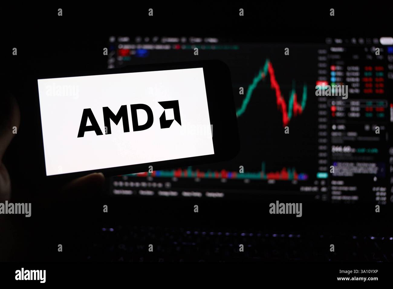 Symbolbild: AMD-Logo auf Smartphone-Bildschirm Symbolbild erstellt am 24.02.2025: Das AMD-Logo auf einem Smartphone-Bildschirm. *** Symbolisches Bild erstellt am 24. Februar 2025: Das AMD-Logo auf einem Smartphone-Bildschirm. Düsseldorf NRW Deutschland Copyright: XPieroxNigrox Stockfoto