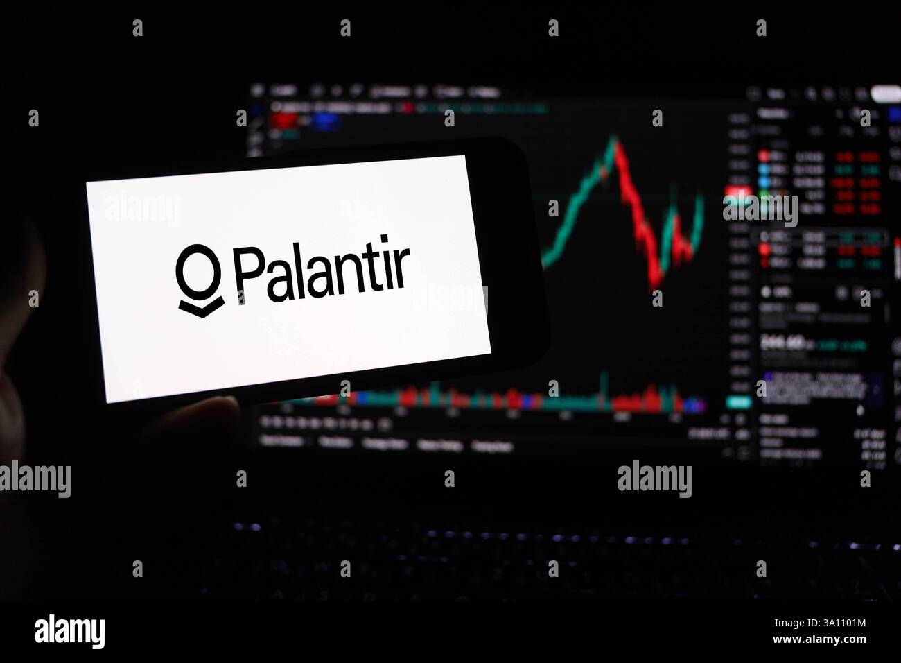 Symbolbild: Palantir-Logo auf Smartphone-Bildschirm Symbolbild erstellt am 24.02.2025: Das Palantir-Logo auf einem Smartphone-Bildschirm. *** Symbolisches Bild, erstellt am 24. Februar 2025: Das Palantir-Logo auf einem Smartphone-Bildschirm. Düsseldorf NRW Deutschland Copyright: XPieroxNigrox Stockfoto