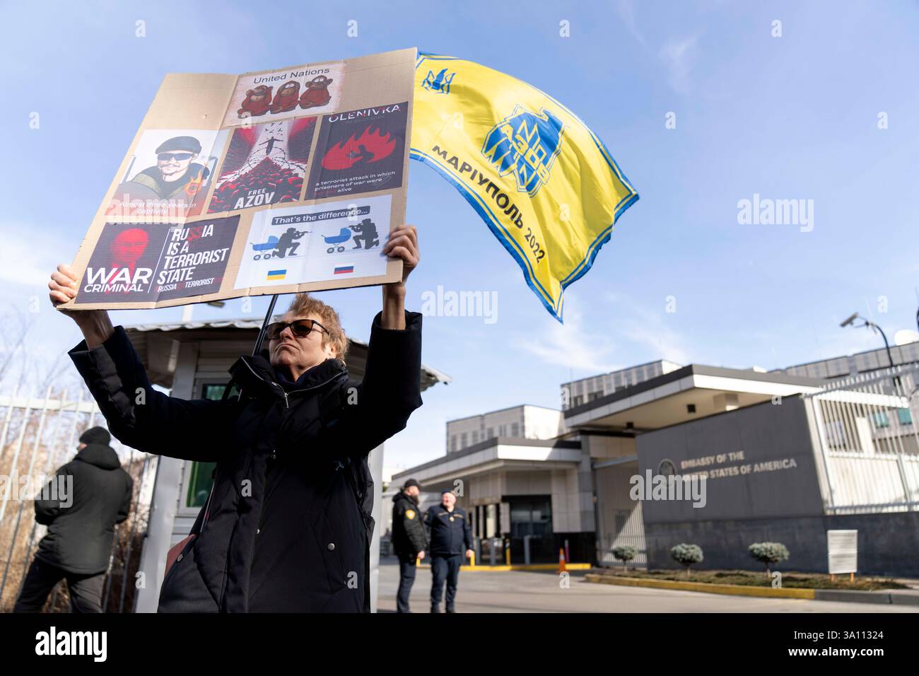 Demonstranten versammeln sich, um US-Präsident Trump zu drängen, ukrainische Zivilisten und Militärgefangene vor der amerikanischen Botschaft in Kiew, Ukraine, zu befreien. Stockfoto