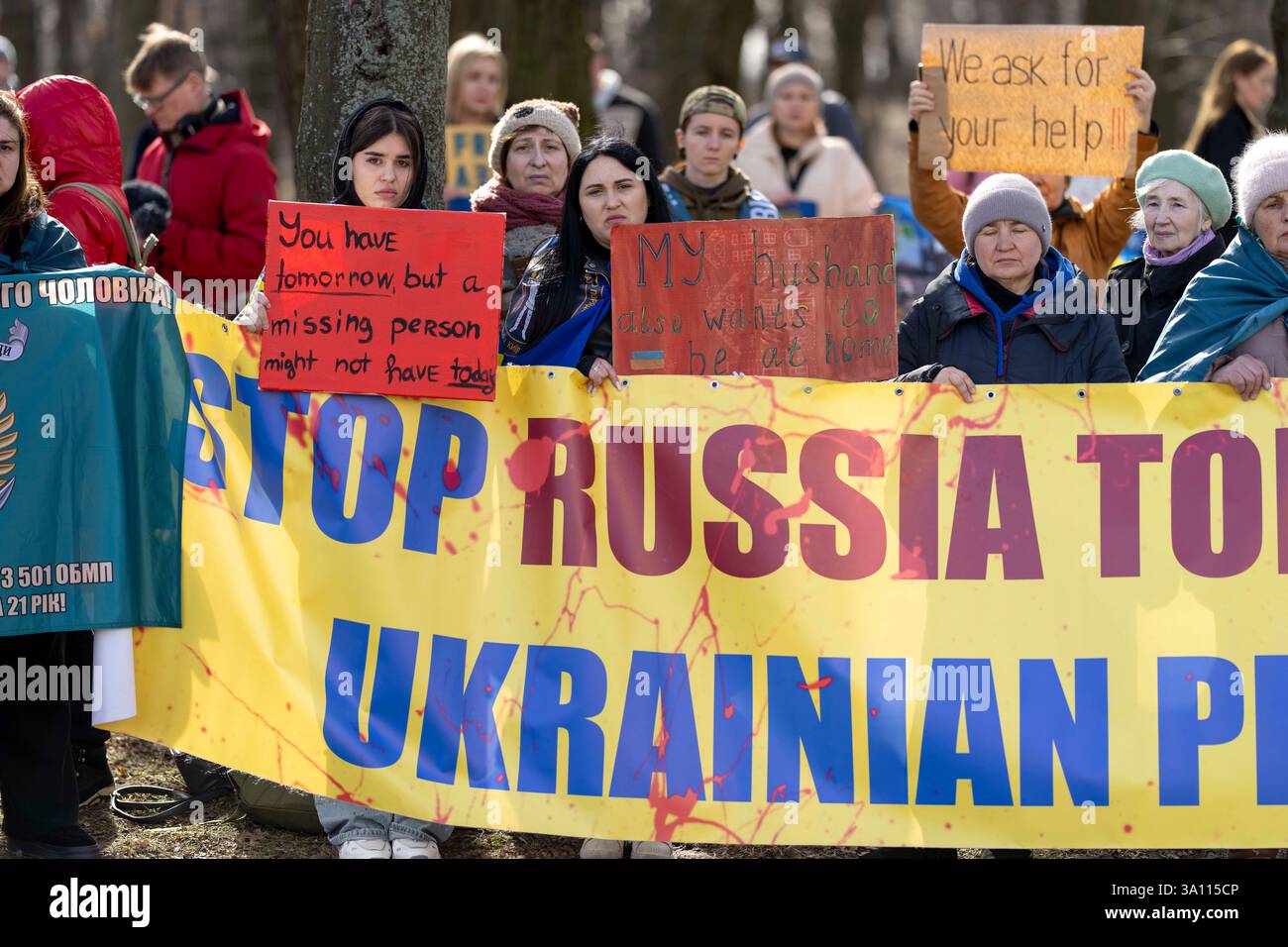 Kiew, Kiew-Stadt, Ukraine. März 2025. Demonstranten versammeln sich, um US-Präsident Trump zu drängen, ukrainische Zivilisten und Militärgefangene vor der amerikanischen Botschaft in Kiew, Ukraine, zu befreien. (Kreditbild: © Andreas Stroh/ZUMA Press Wire) NUR REDAKTIONELLE VERWENDUNG! Nicht für kommerzielle ZWECKE! Stockfoto