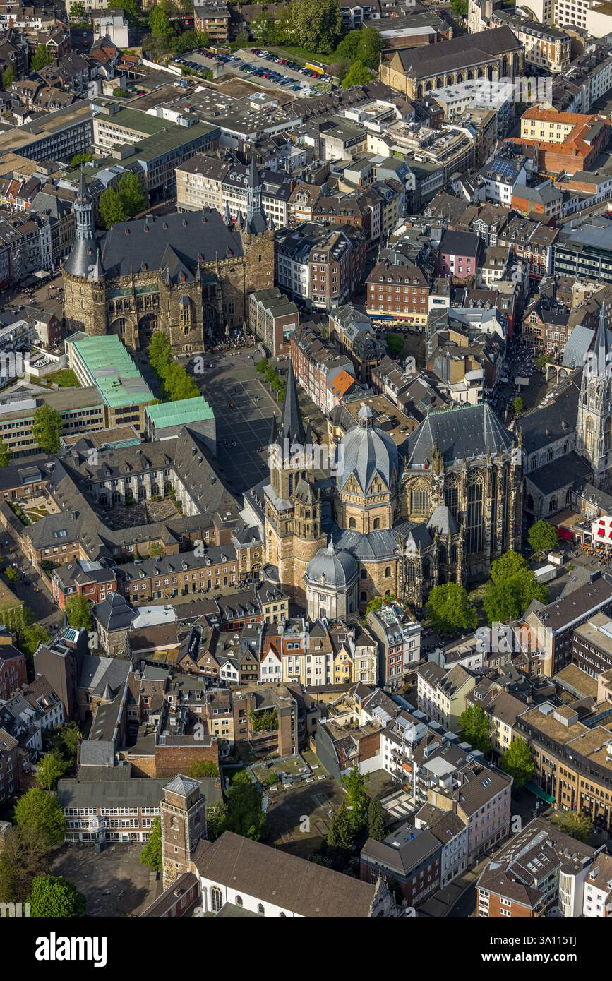 Aus der Vogelperspektive, Aachener Dom mit Katschhof und Rathaus in der Altstadt von Aachen, historische Sehenswürdigkeit, Markt, Aachen, Rheinland, Nordrhein- Stockfoto Aus der Vogelperspektive, Aachener Dom mit Katschhof und Rathaus in der Altstadt von Aachen, historische Sehenswürdigkeit, Markt, Aachen, Rheinland, Nordrhein- Stockfoto