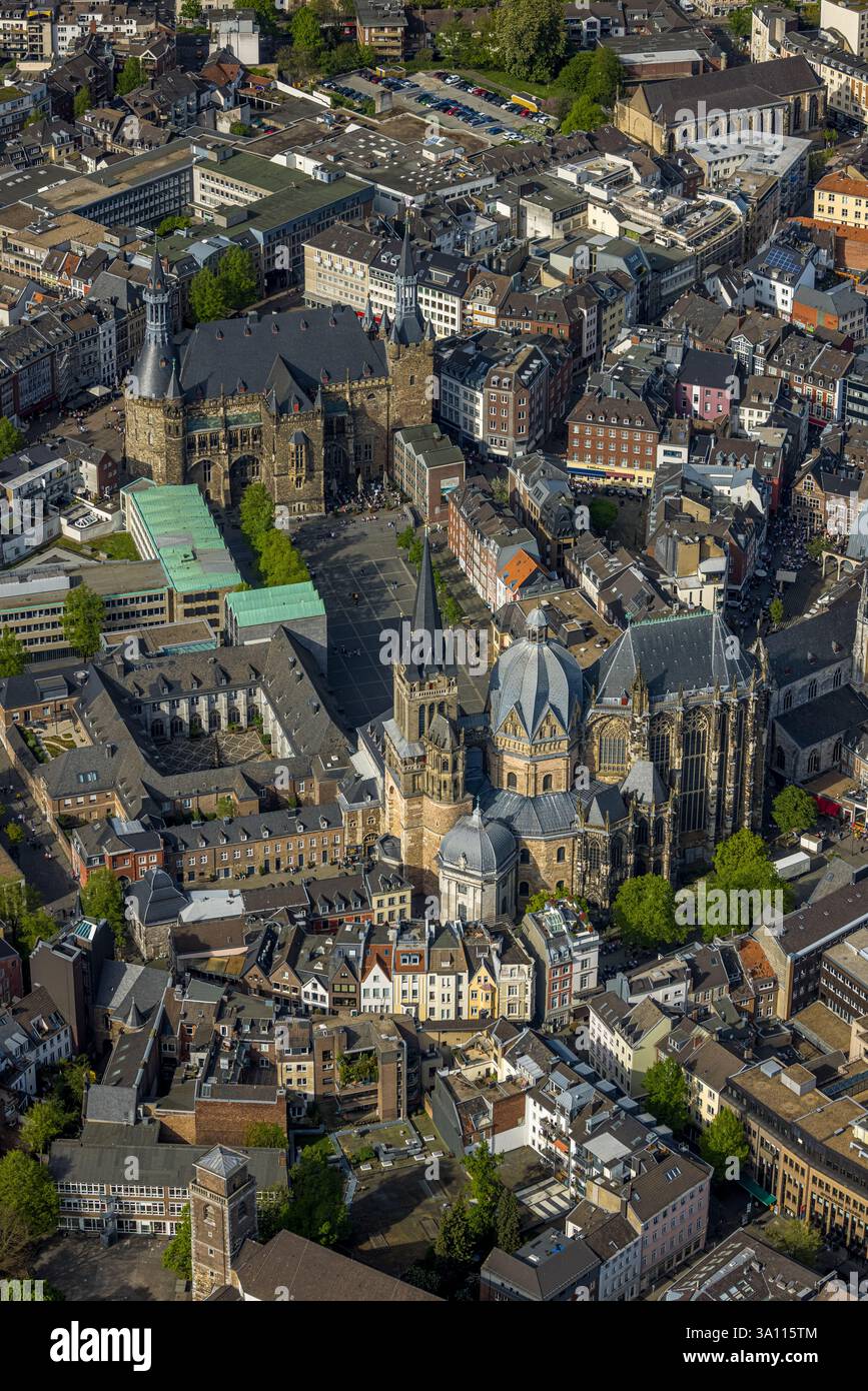 Aus der Vogelperspektive, Aachener Dom mit Katschhof und Rathaus in der Altstadt von Aachen, historische Sehenswürdigkeit, Markt, Aachen, Rheinland, Nordrhein- Stockfoto Aus der Vogelperspektive, Aachener Dom mit Katschhof und Rathaus in der Altstadt von Aachen, historische Sehenswürdigkeit, Markt, Aachen, Rheinland, Nordrhein- Stockfoto