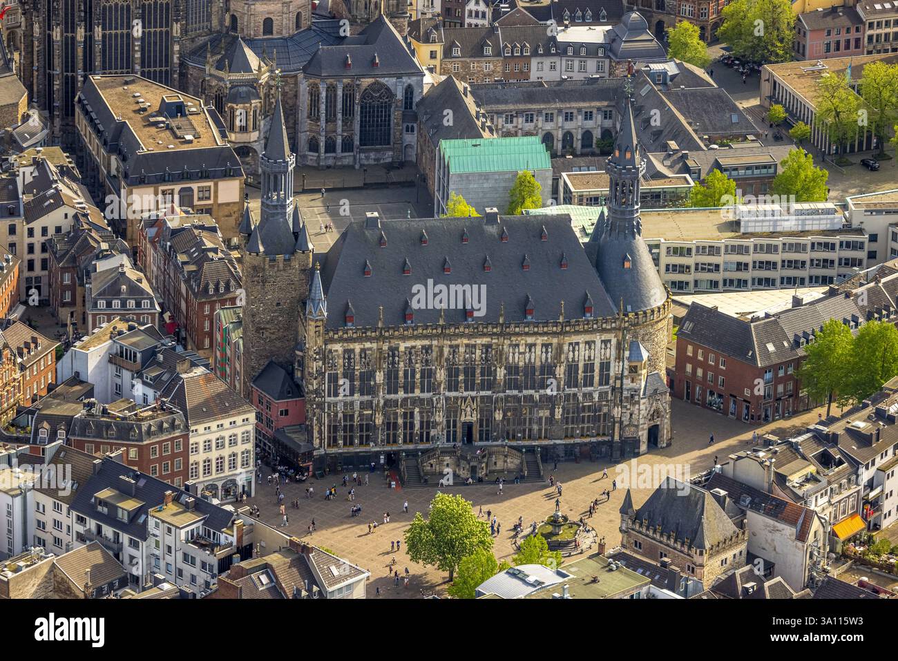 Luftaufnahme, Rathaus mit Marktplatz und Katschhof Platz in der Altstadt von Aachen, historische Sehenswürdigkeit, Markt, Aachen, Rheinland, Nordrhein-West Stockfoto Luftaufnahme, Rathaus mit Marktplatz und Katschhof Platz in der Altstadt von Aachen, historische Sehenswürdigkeit, Markt, Aachen, Rheinland, Nordrhein-West Stockfoto