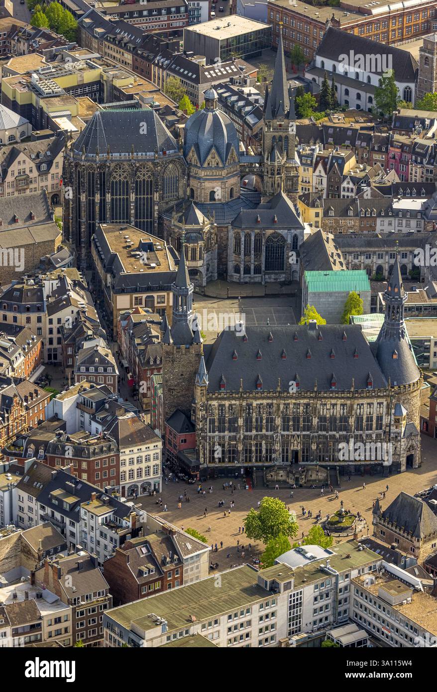 Aus der Vogelperspektive, Aachener Dom mit Katschhof und Rathaus mit Marktplatz in der Altstadt von Aachen, historische Sehenswürdigkeit, Markt, Aachen, Rhin Stockfoto Aus der Vogelperspektive, Aachener Dom mit Katschhof und Rathaus mit Marktplatz in der Altstadt von Aachen, historische Sehenswürdigkeit, Markt, Aachen, Rhin Stockfoto
