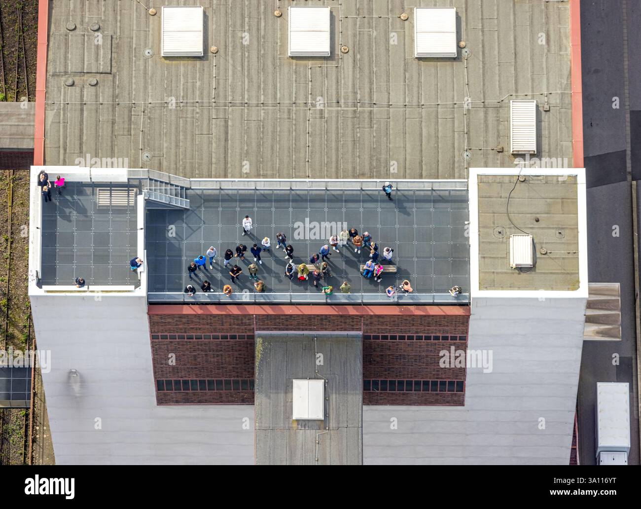 Aus der Vogelperspektive, UNESCO-Weltkulturerbe Zollverein, Zeche Zollverein, Besucher auf dem Dach des Ruhrmuseums der Zeche, Stoppenberg, Essen, Ruhr A Stockfoto