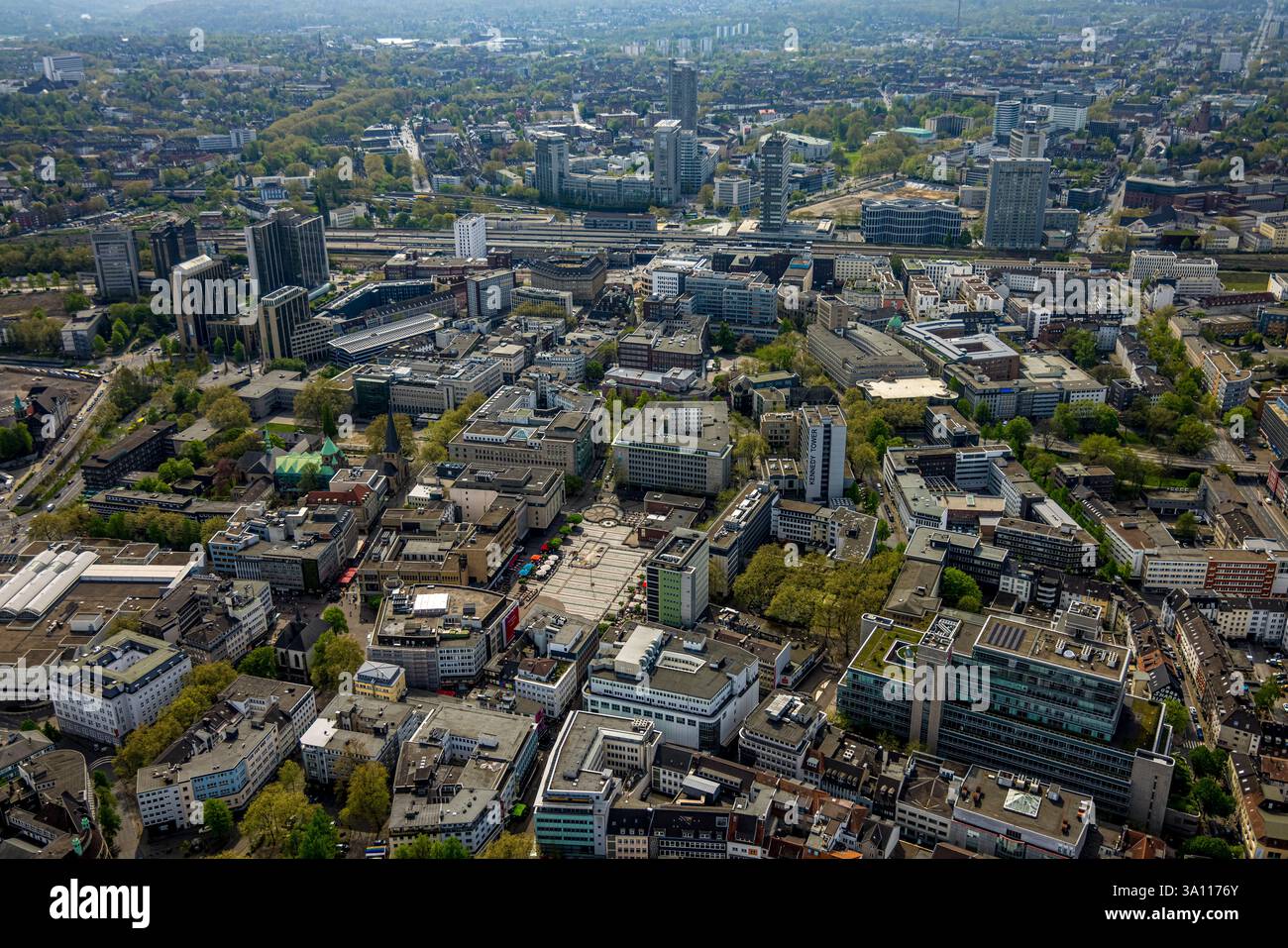 Aus der Vogelperspektive, Stadt mit hohen Geschäftsgebäuden und Hauptbahnhof Essen Hbf, Dom Essener Dom am Burgplatz, Burggymnasium Essen und Lichtbur Stockfoto