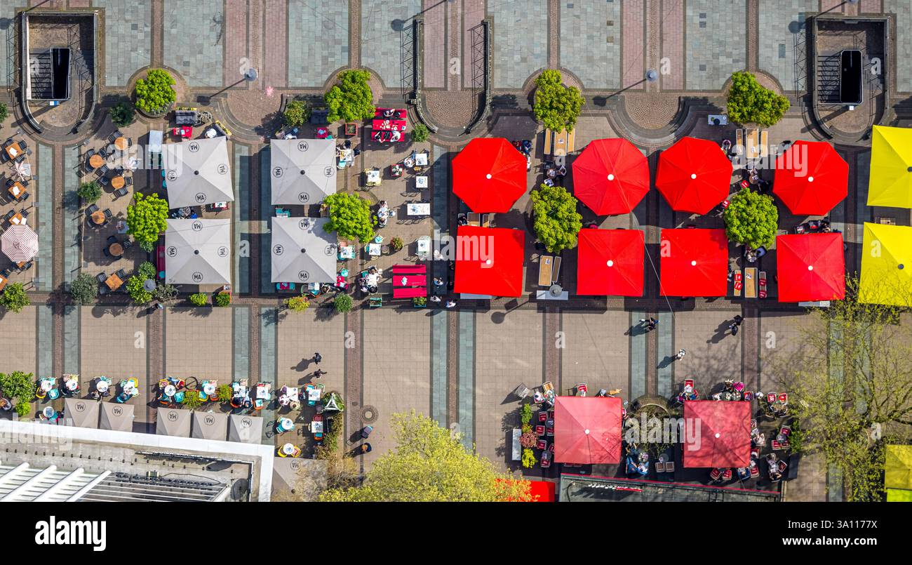 Luftaufnahme, Kennedyplatz mit Outdoor Catering bei sonnigem Wetter, rote, gelbe und graue Sonnenschirme, vertikale Aufnahme, Stadtzentrum, Essen, Ruhrgebiet, Nord R Stockfoto