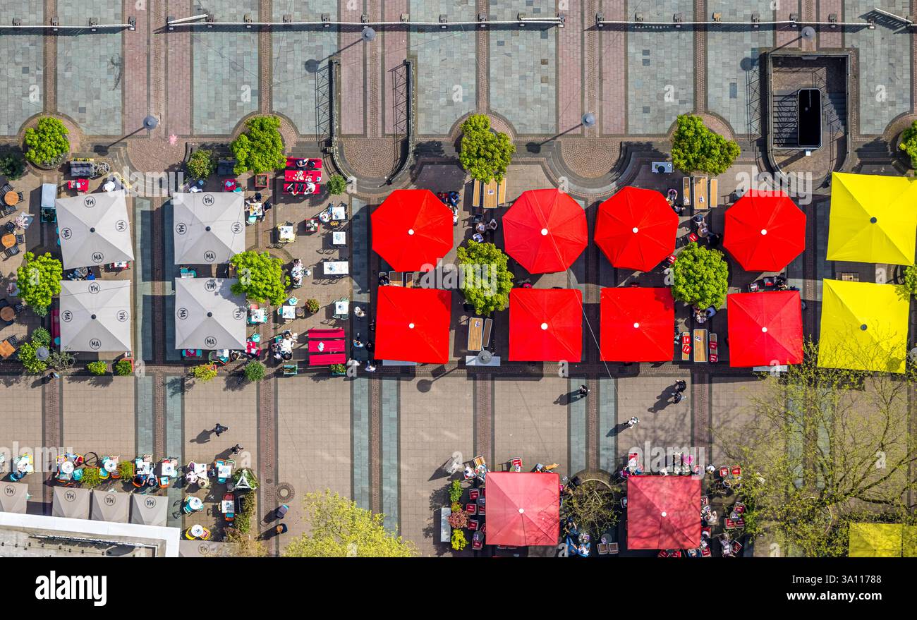 Luftaufnahme, Kennedyplatz mit Outdoor Catering bei sonnigem Wetter, rote, gelbe und graue Sonnenschirme, vertikale Aufnahme, Stadtzentrum, Essen, Ruhrgebiet, Nord R Stockfoto