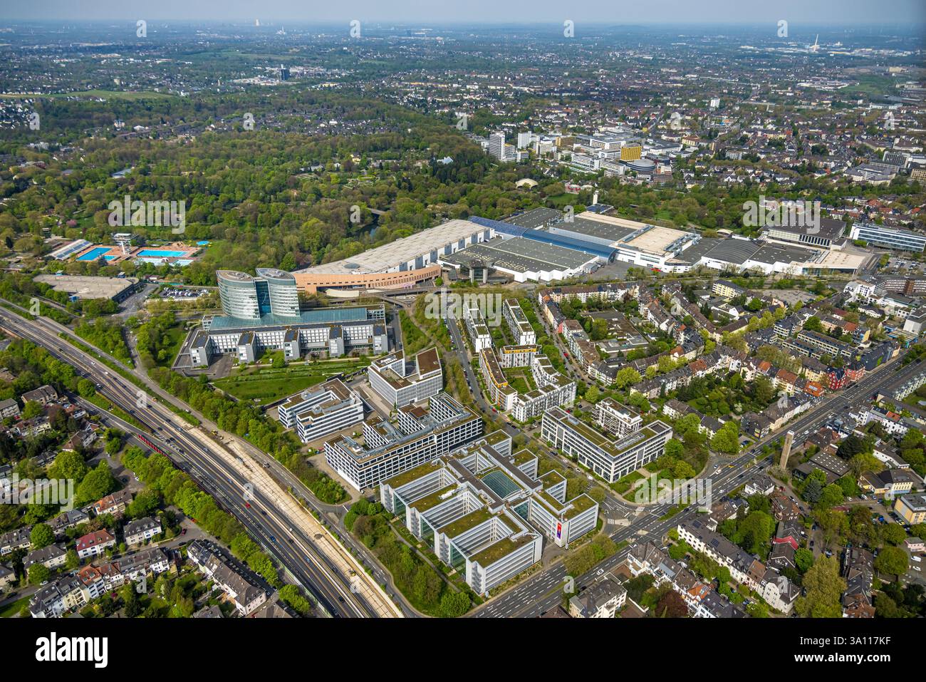 Luftansicht, Messegelände Essen, Eon Hauptsitz und Geschäftsbereich Bürogebäude Messeallee, hinter dem Grugapark mit Freibad Gruga Stockfoto