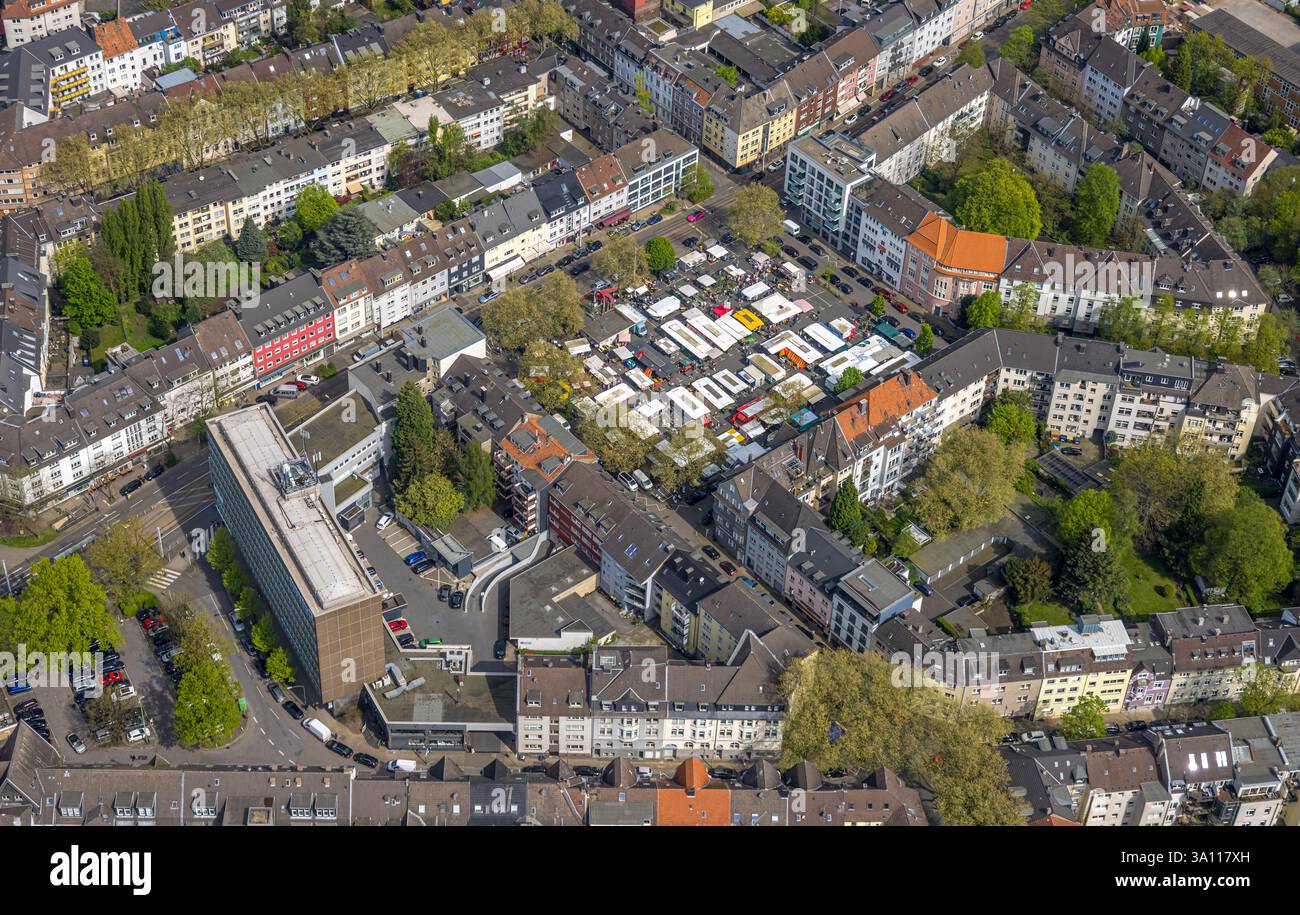 Luftsicht, Marktplatz Rüttenscheid Wochenmarkt mit Marktständen, umgeben von Mietshäusern, Rüttenscheid, Essen, Ruhrgebiet, Nordrhein-We Stockfoto