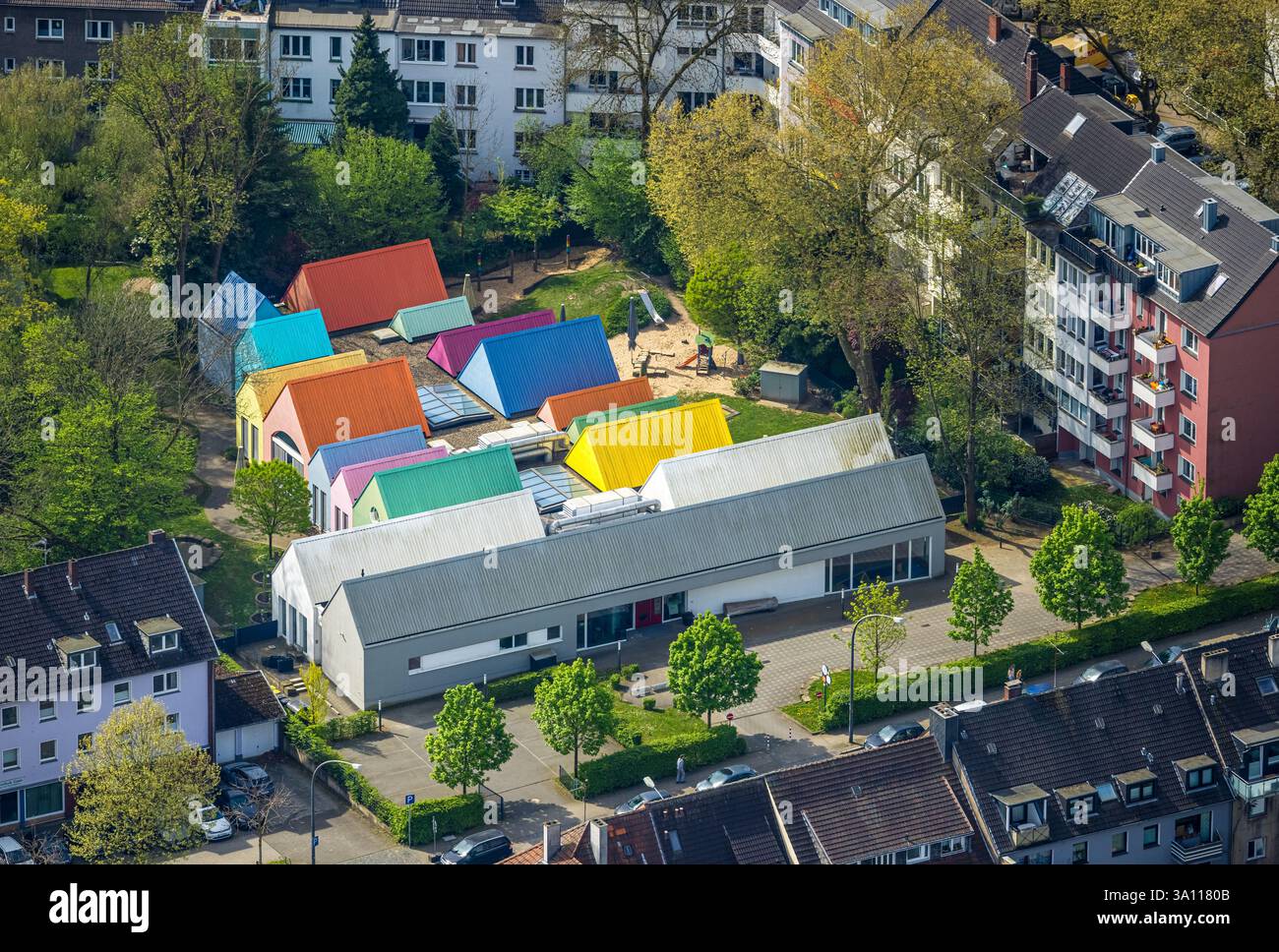 Aus der Vogelperspektive, bunte Häuser der katholischen Kindertagesstätte St. Ludgerus, Franziskastraße, Rüttenscheid, Essen, Ruhrgebiet, Nordrhein-Westfalen, Ge Stockfoto