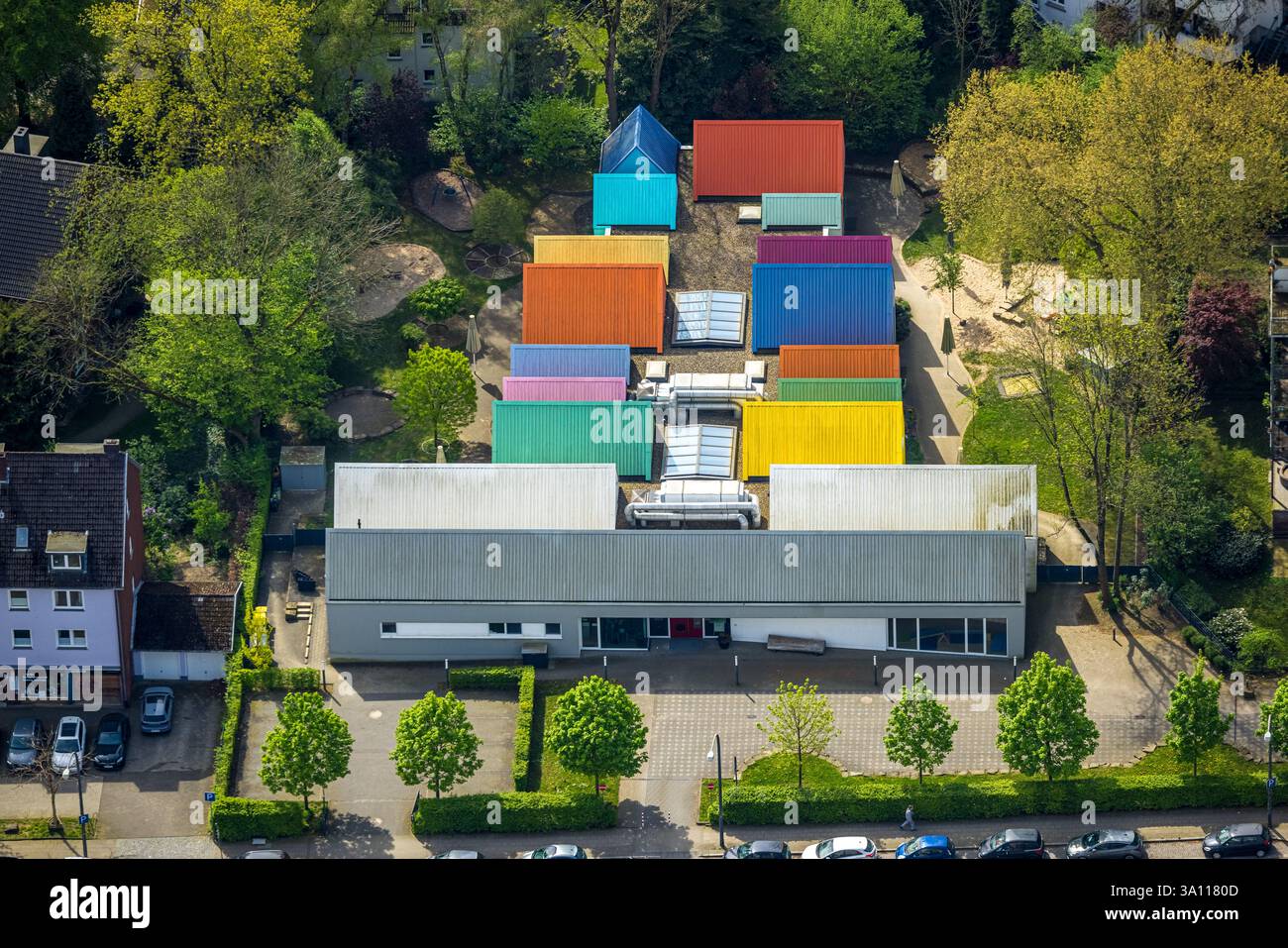 Aus der Vogelperspektive, bunte Häuser der katholischen Kindertagesstätte St. Ludgerus, Franziskastraße, Rüttenscheid, Essen, Ruhrgebiet, Nordrhein-Westfalen, Ge Stockfoto