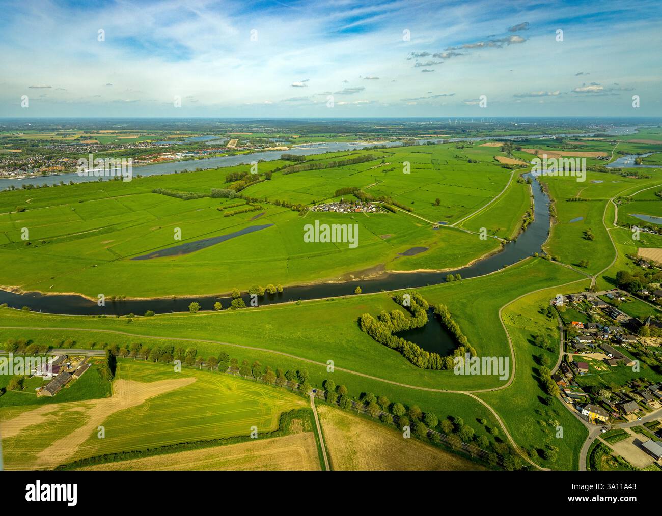 Luftaufnahme, Wohnsiedlung im Stadtteil Schenkenschanz mit Hochwasserschutzmauer, Rheinaue, umgeben von Wiesen und Feldern, dahinter t Stockfoto