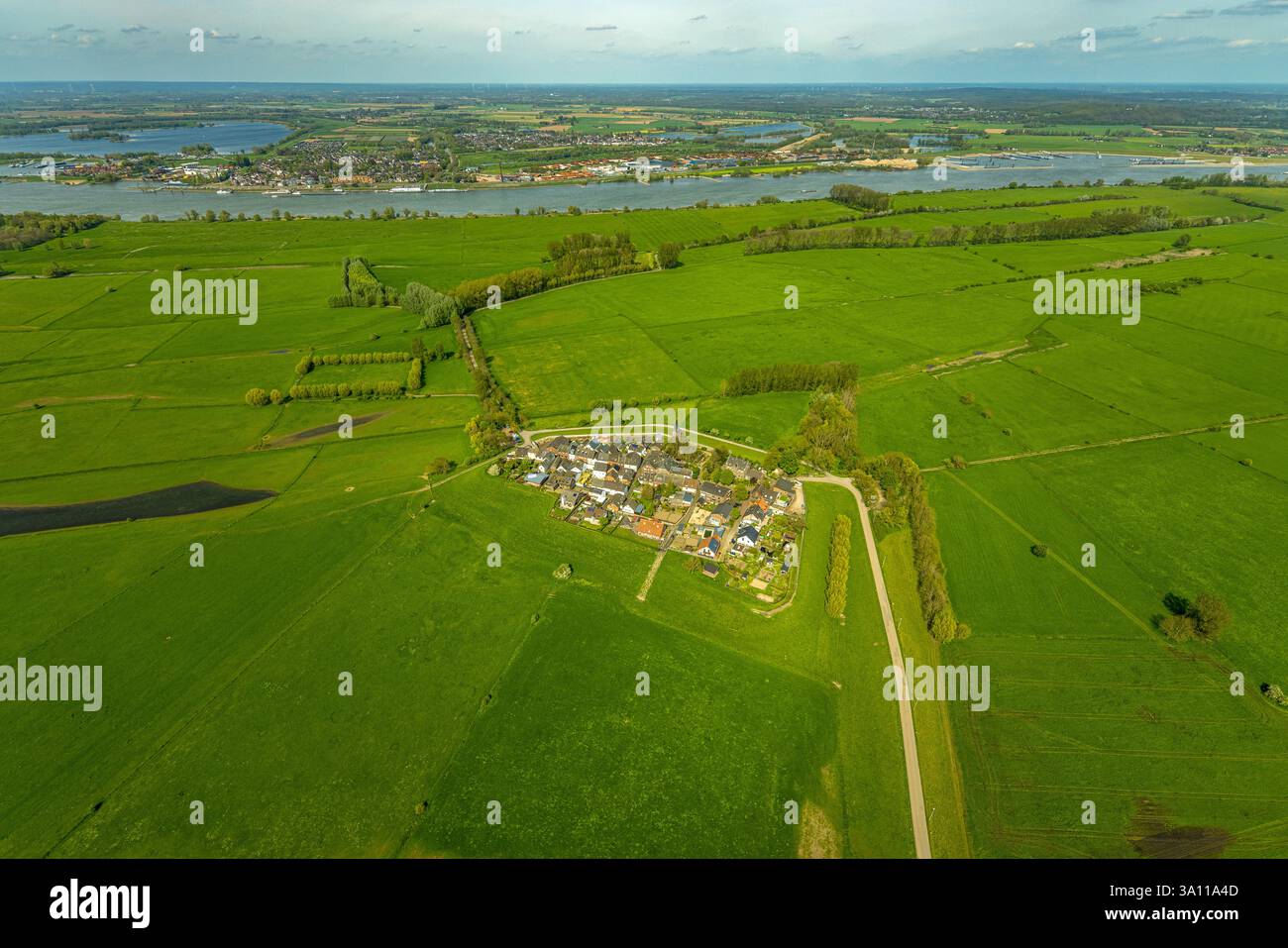 Luftaufnahme, Wohnsiedlung im Stadtteil Schenkenschanz mit Hochwasserschutzmauer, Rheinaue, umgeben von Wiesen und Feldern, dahinter t Stockfoto