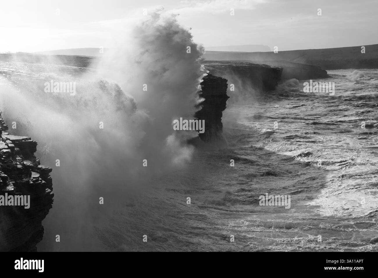 Mächtige Wellen bei Yesnaby, Orkney Stockfoto